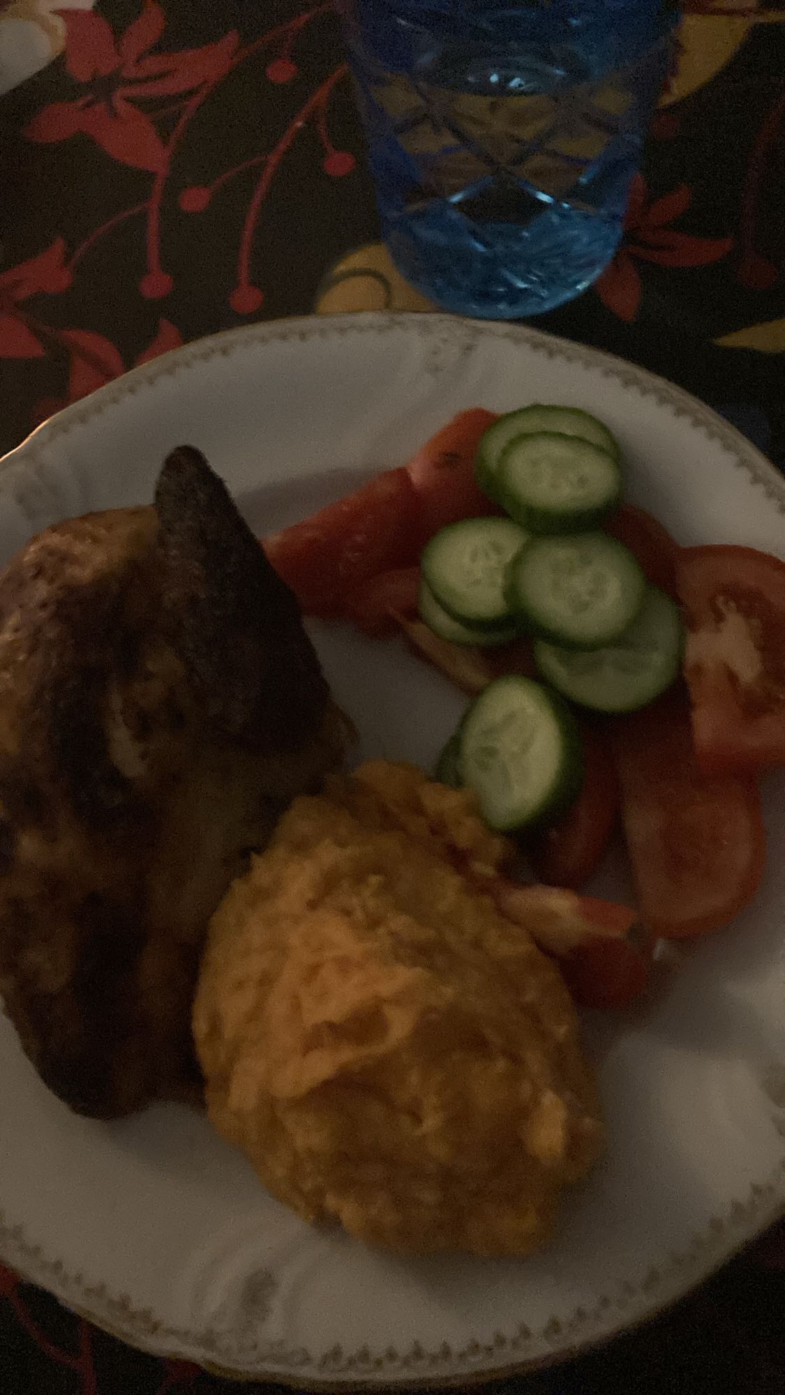 Kyckling med mos och sallad