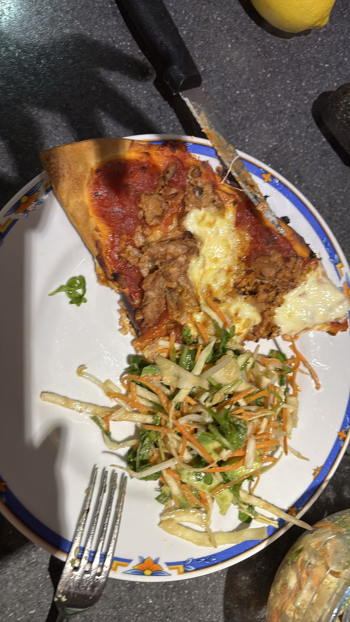 Pizza et salade fraîche