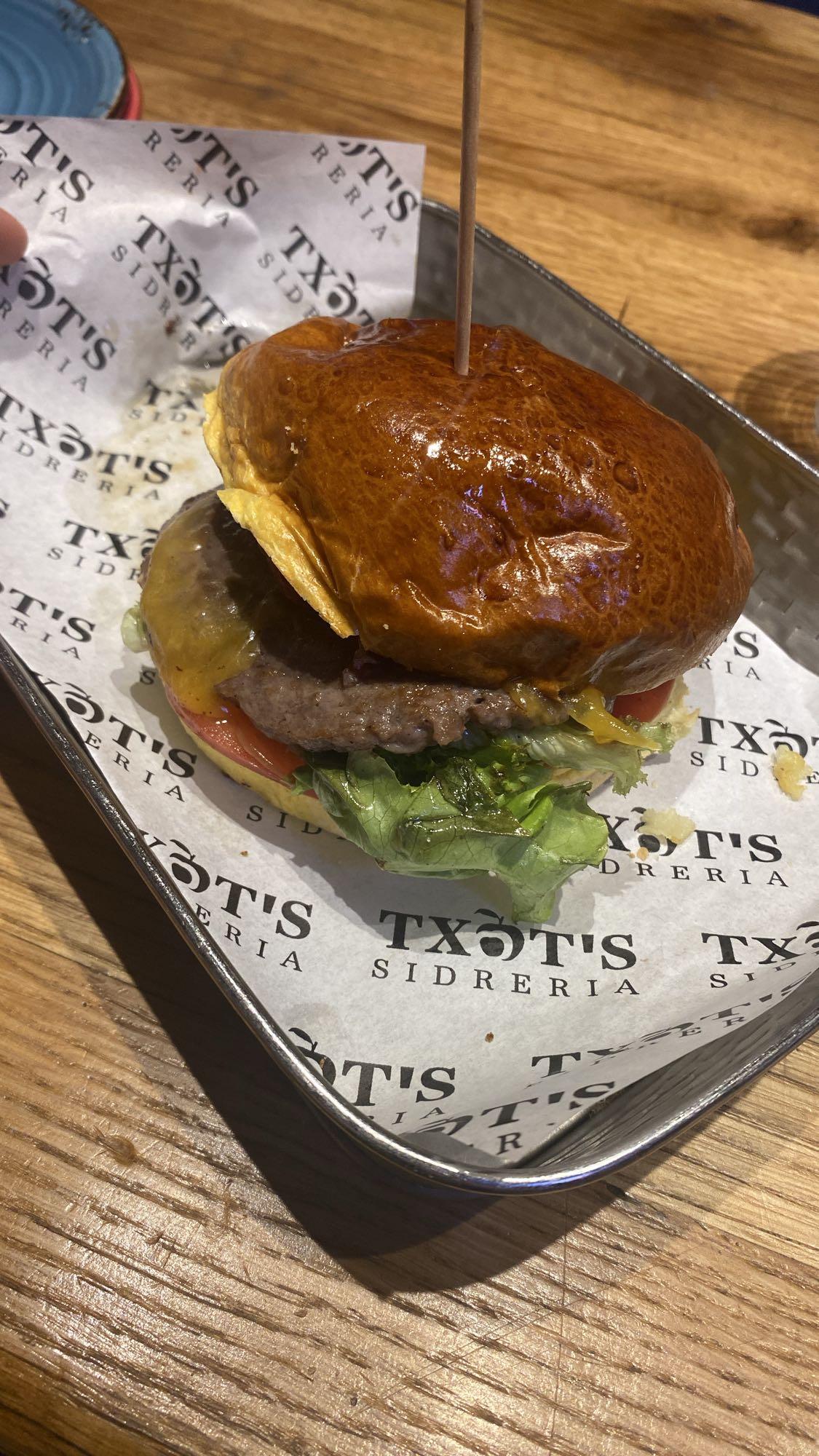 Hamburguesa clásica con patatas fritas