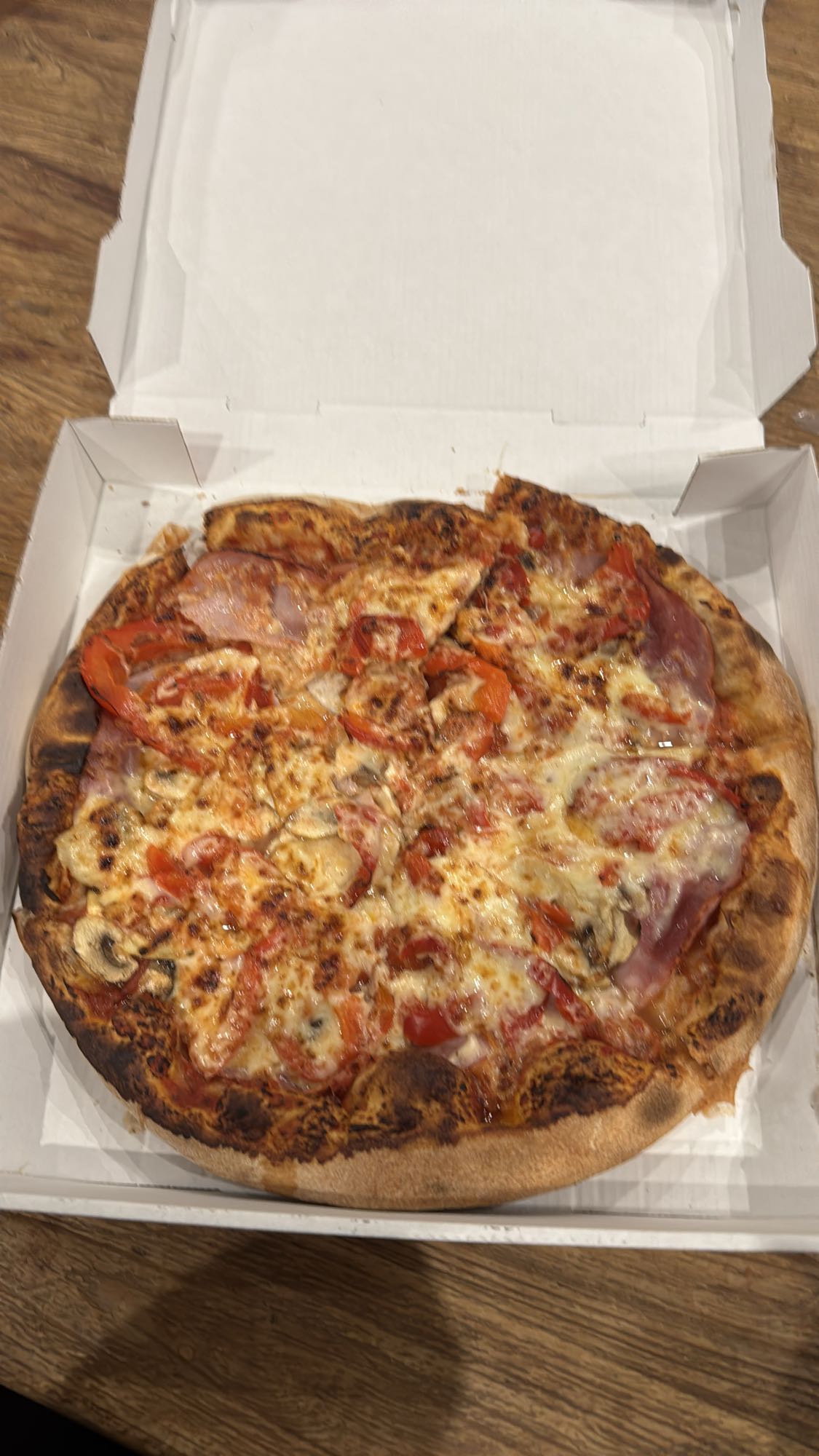 Pizza met ham en groenten