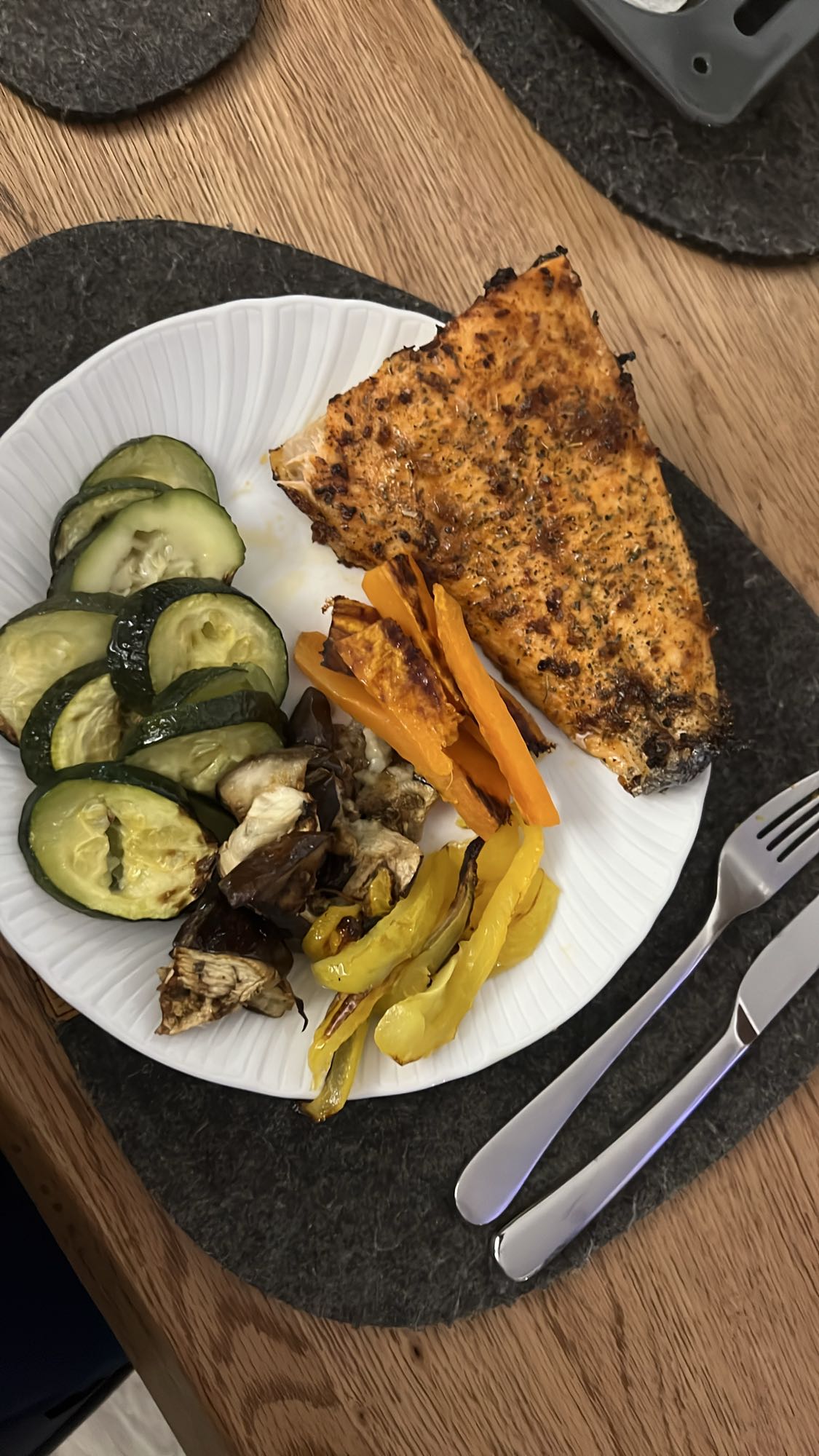 Izgara somon ve sebzeler