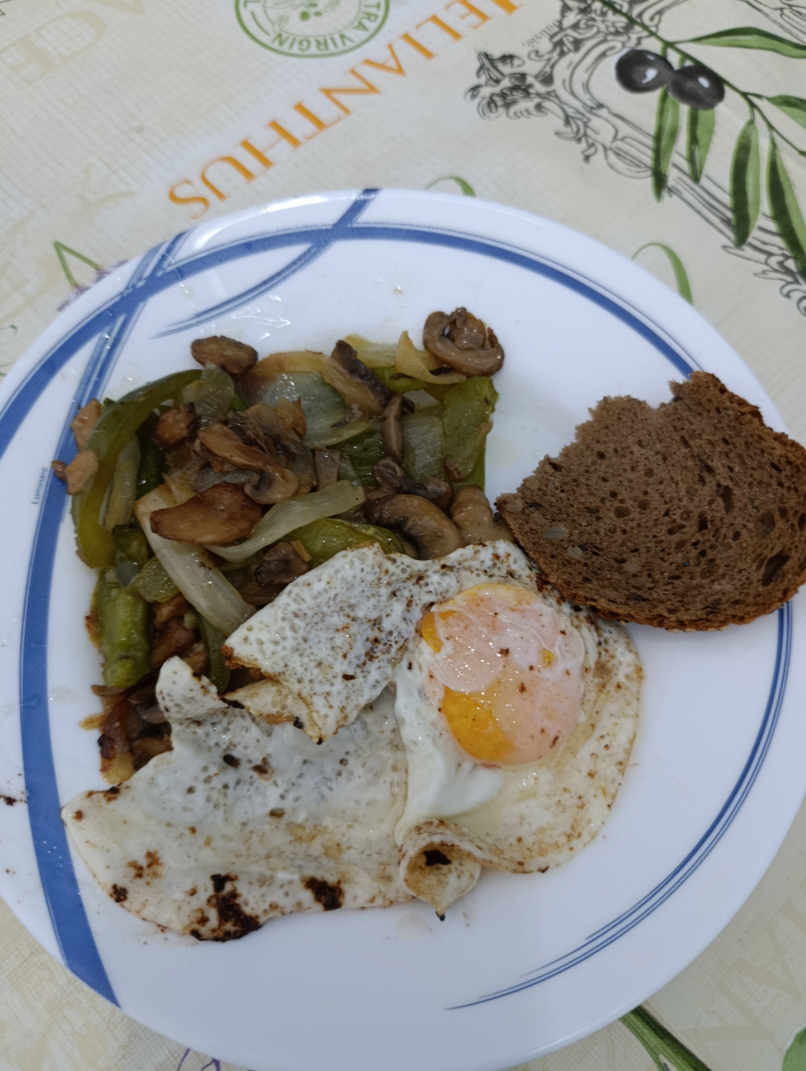 Huevo con verduras y pan