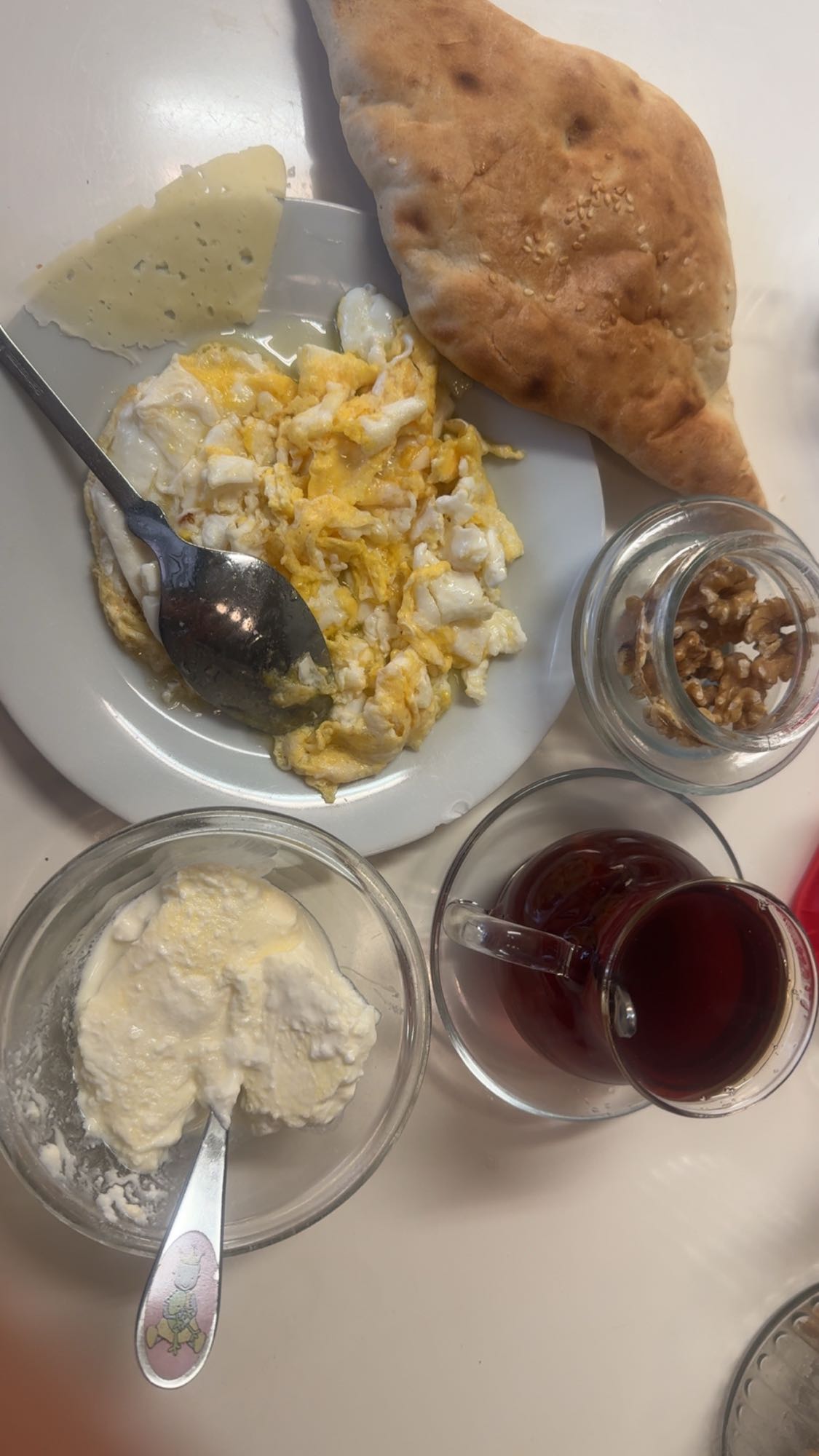 Frukost med ägg och bröd