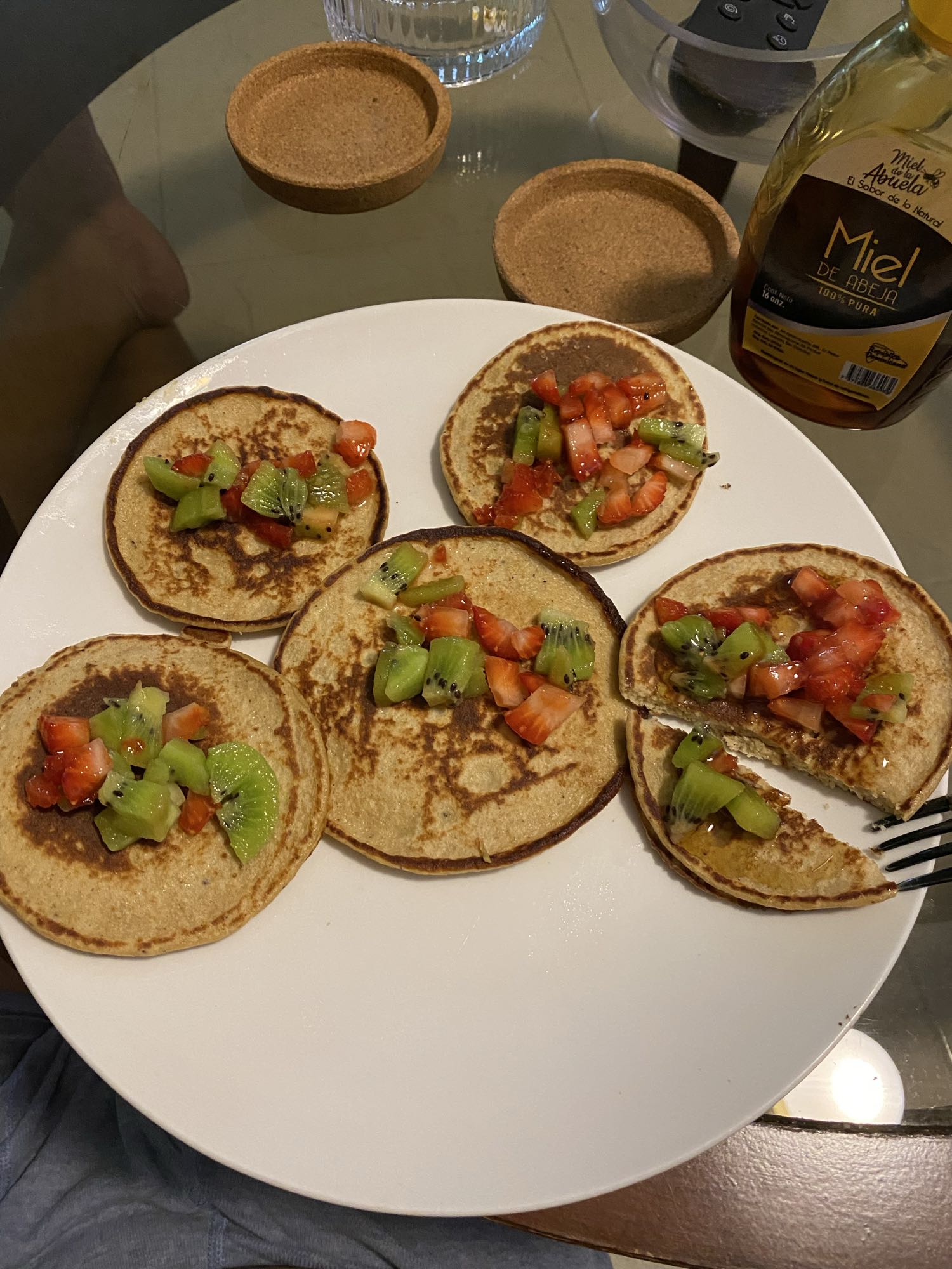 Hotcakes con frutas y miel