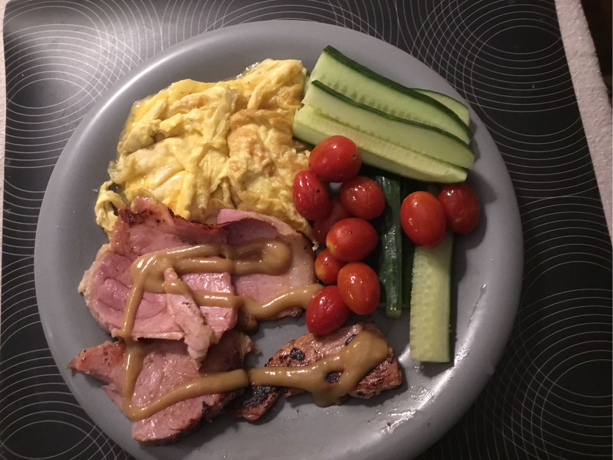 Skinka, ägg och grönsaker tallrik