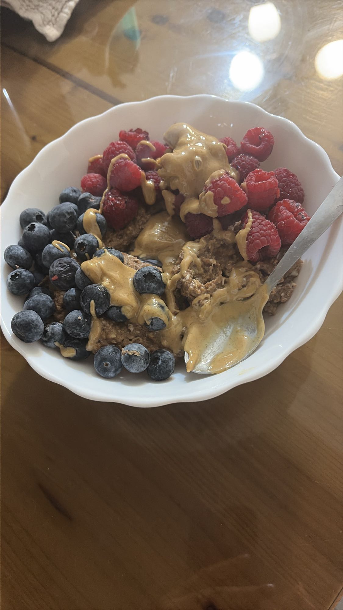 Terci de ovăz proteic cu fructe de pădure și unt de arahide