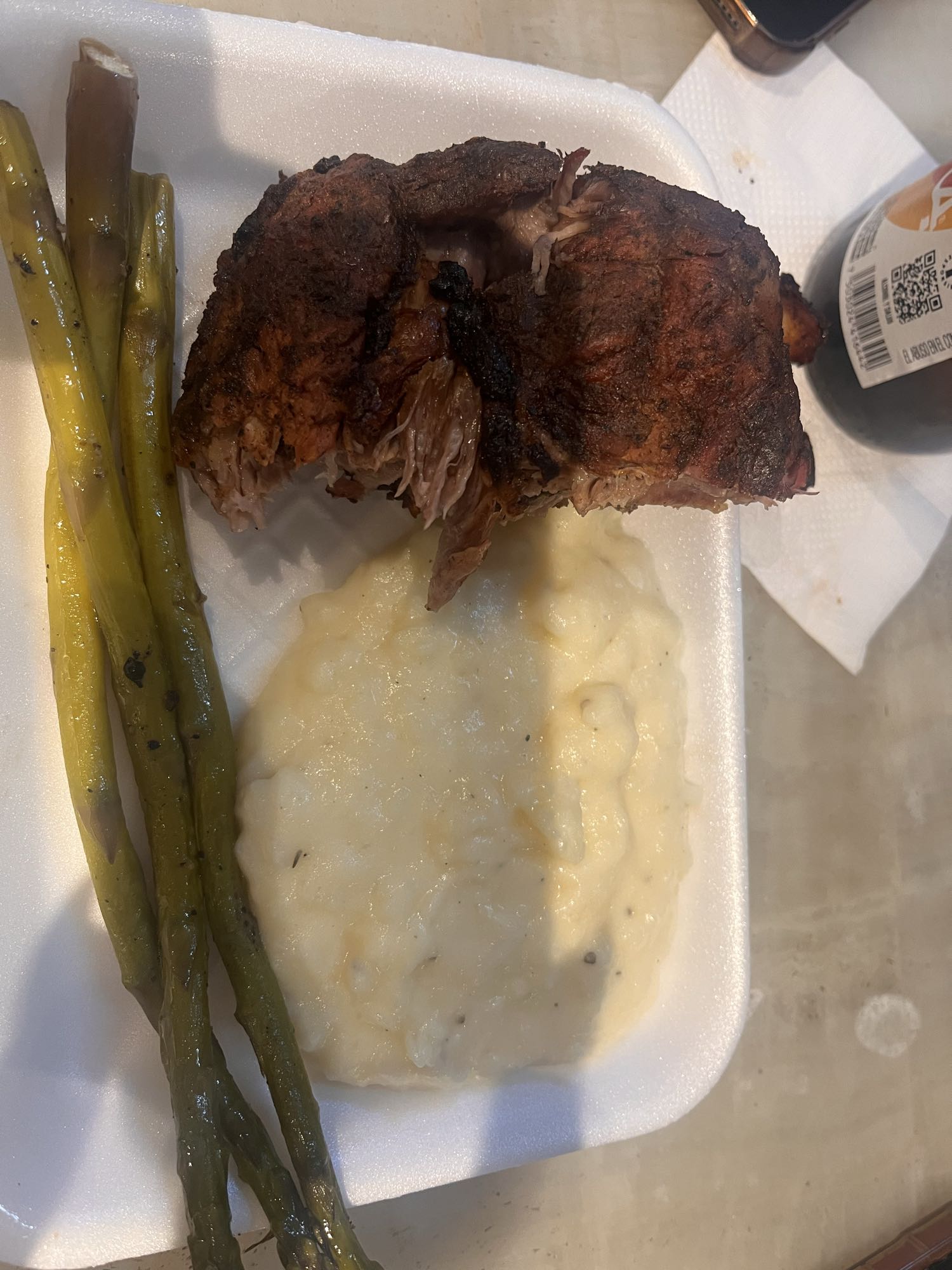 Costillas, puré y espárragos