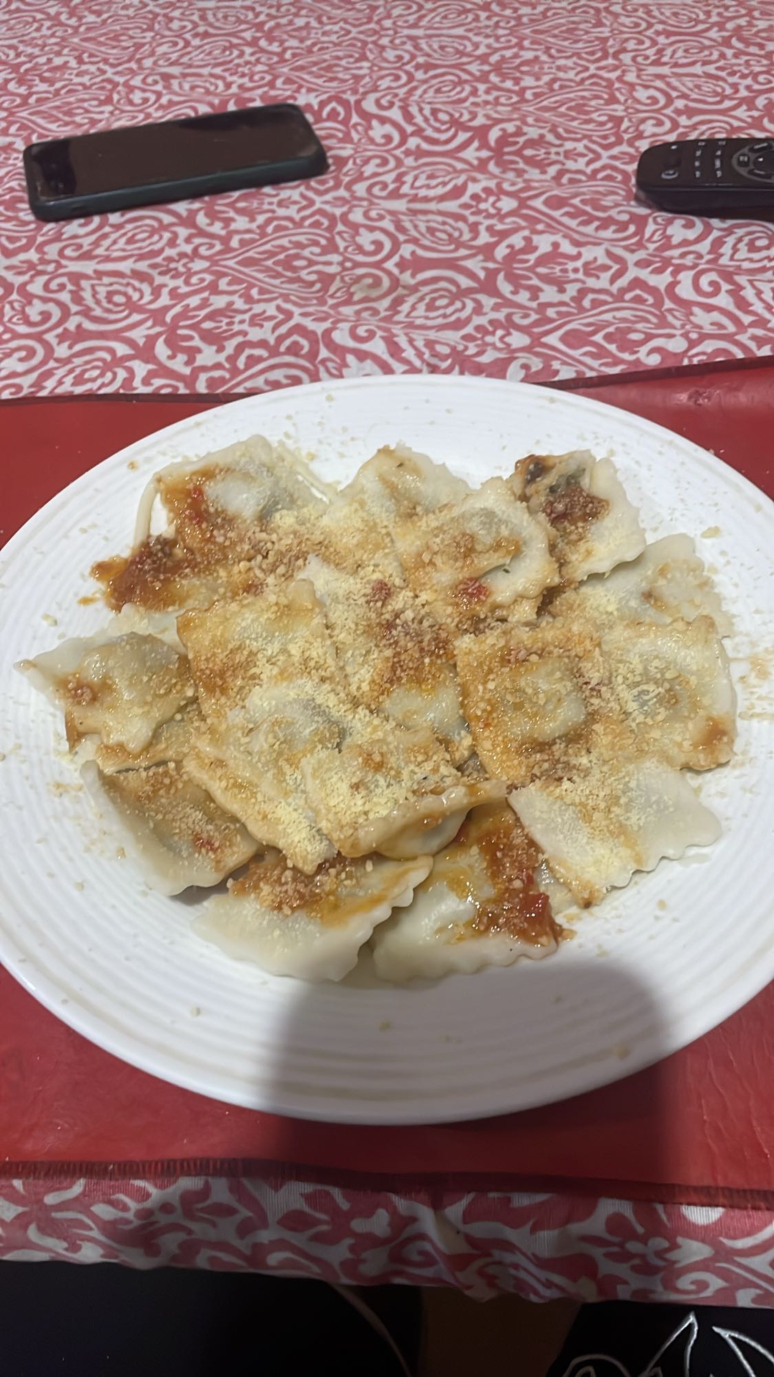 Ravioles con salsa y queso