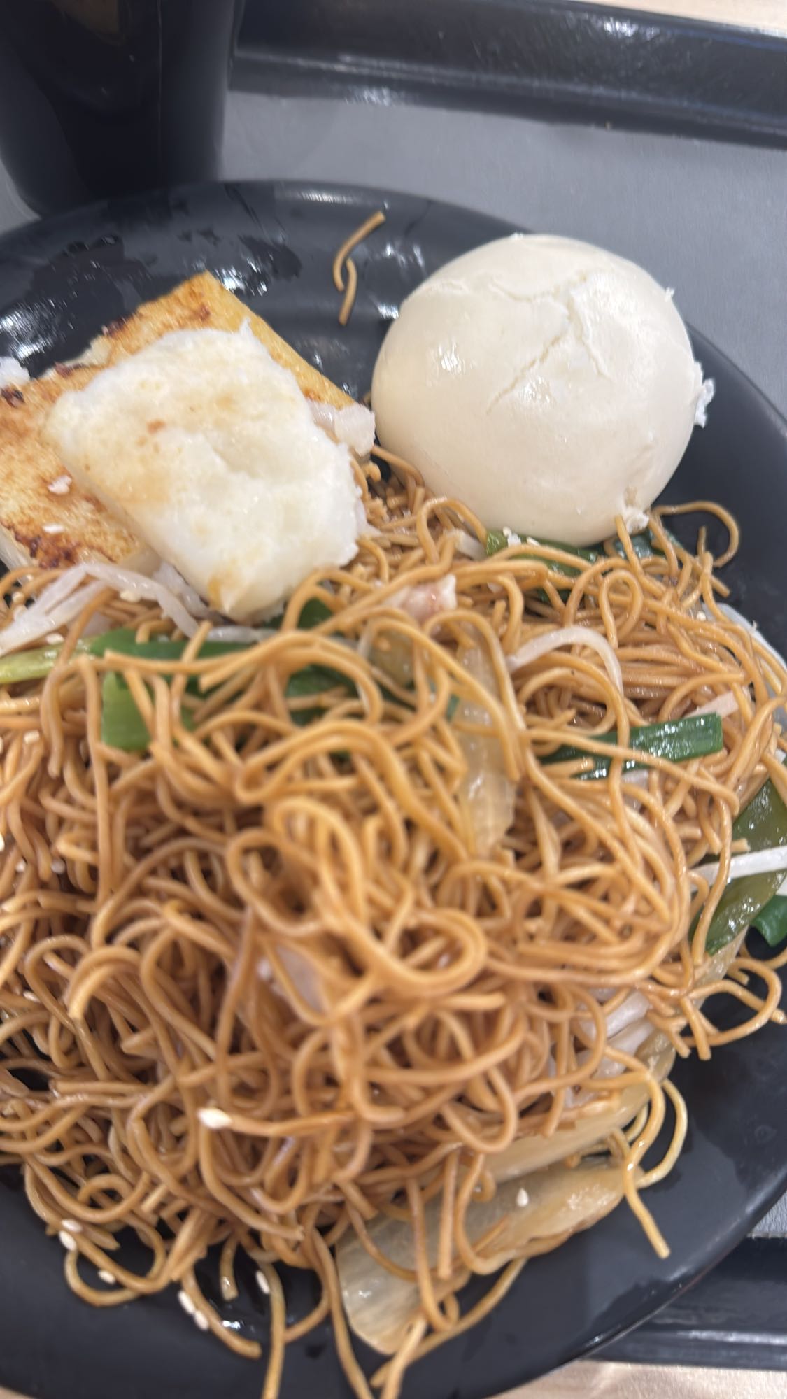 Noodles with tofu and bun
