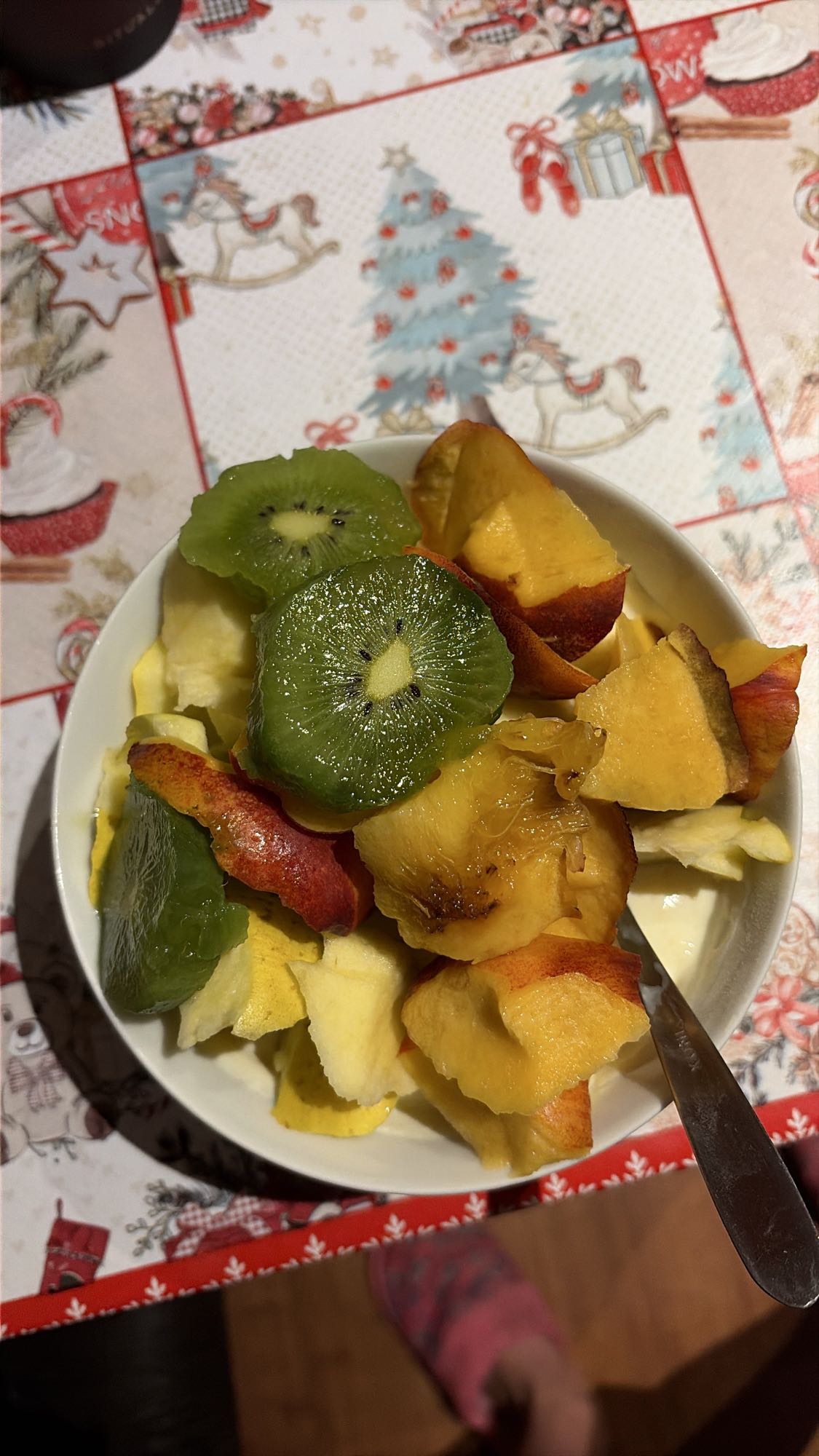 Salată de fructe cu iaurt grecesc și pudră proteică