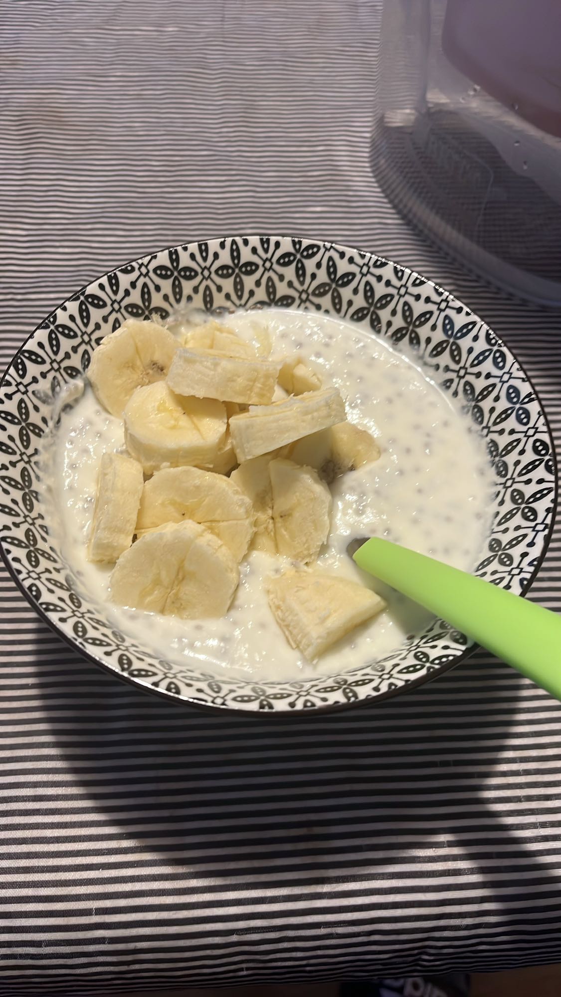 Кисело мляко с банан и чиа