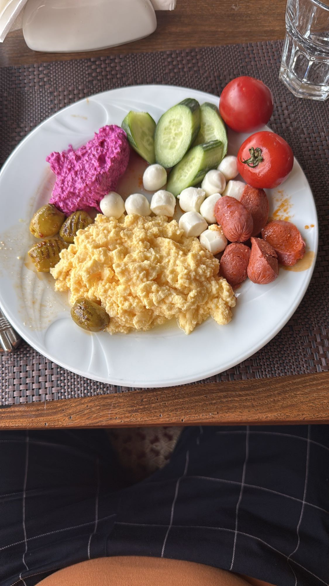 Завтрак с яйцами и овощами