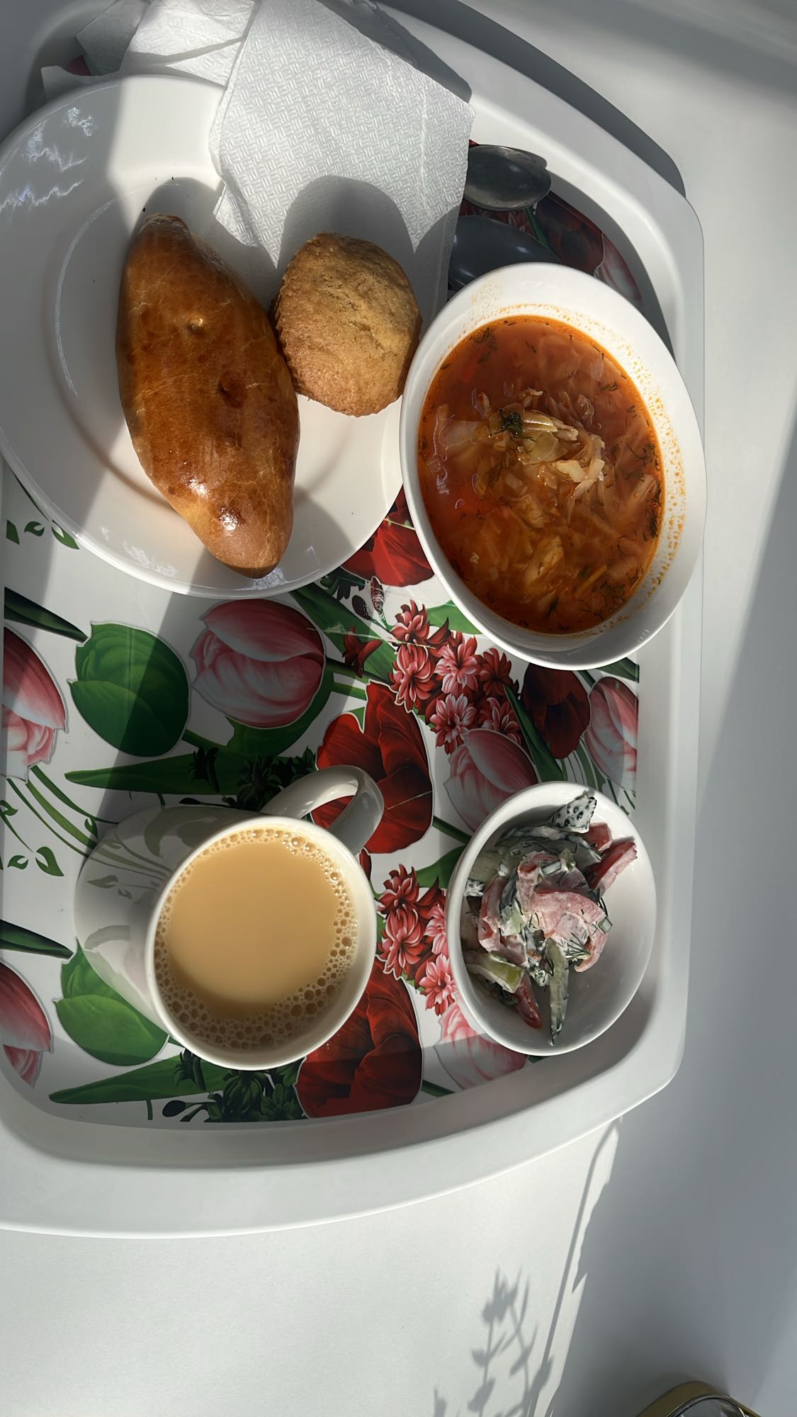 Обед с борщом и выпечкой