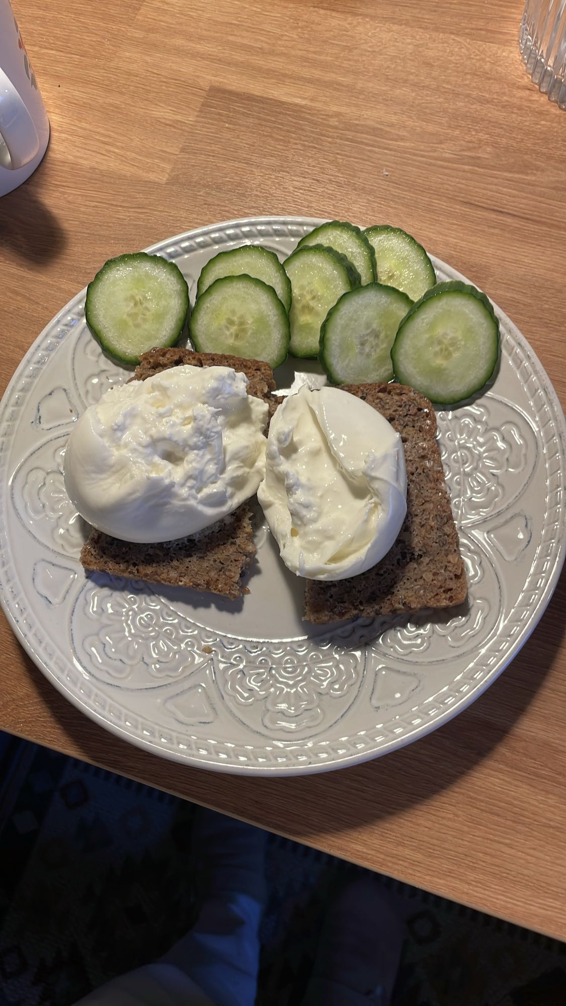 Kanapki z buratą i ogórkiem