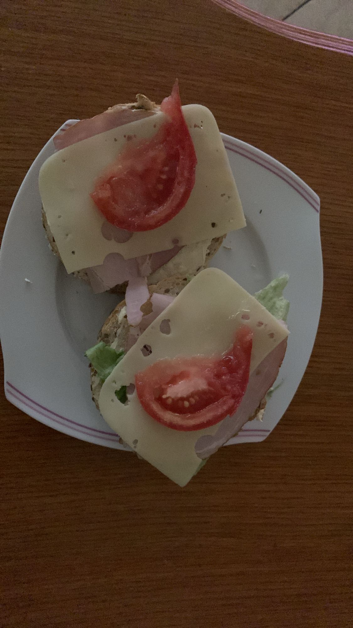 Kanapki z serem i szynką