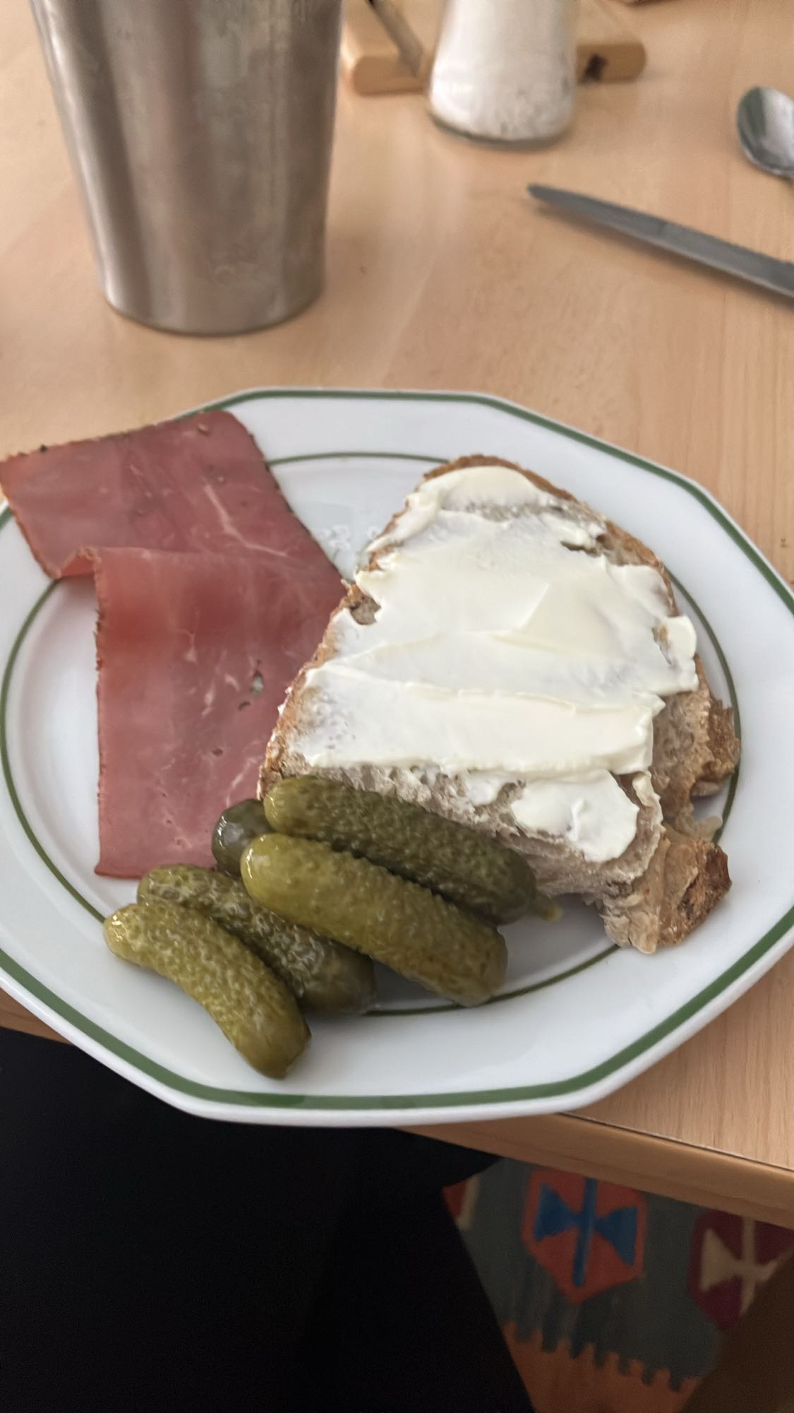 Pão com carne e picles