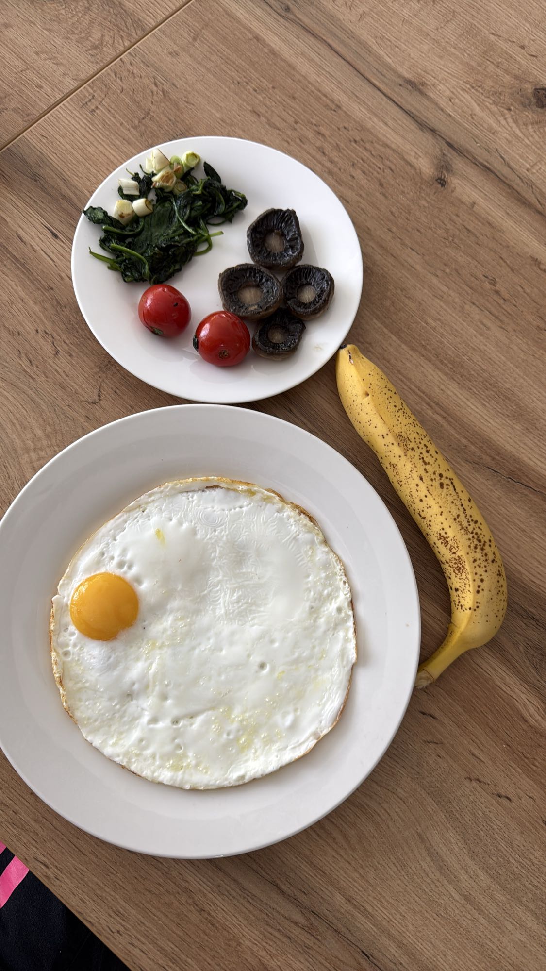 Mic dejun cu ou și banană