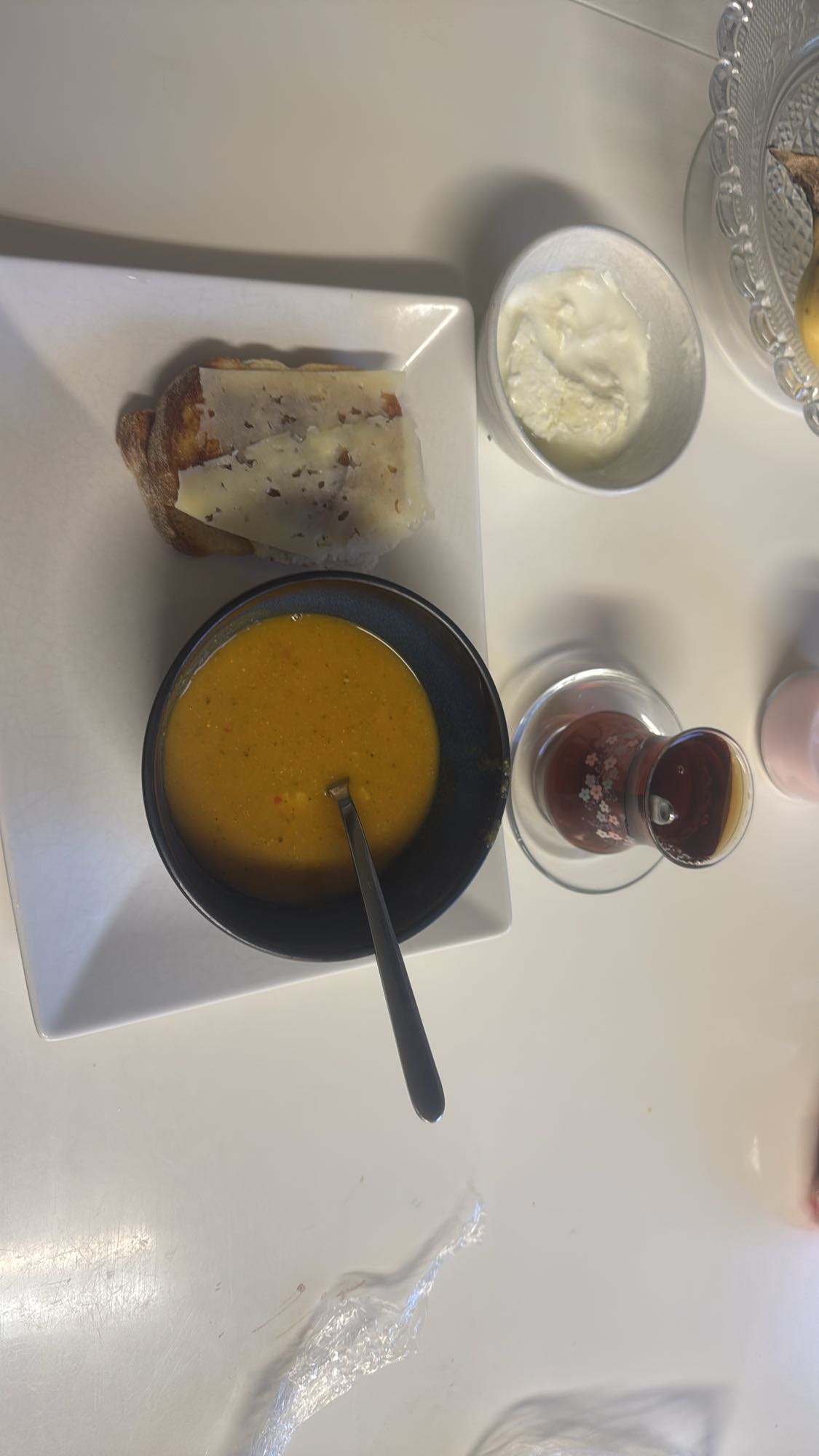Soppa med bröd och ost