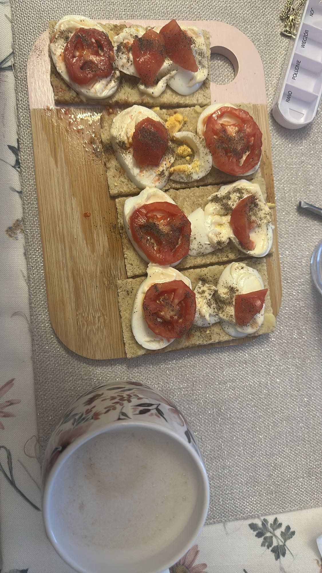 Jajka na chrupkim pieczywie