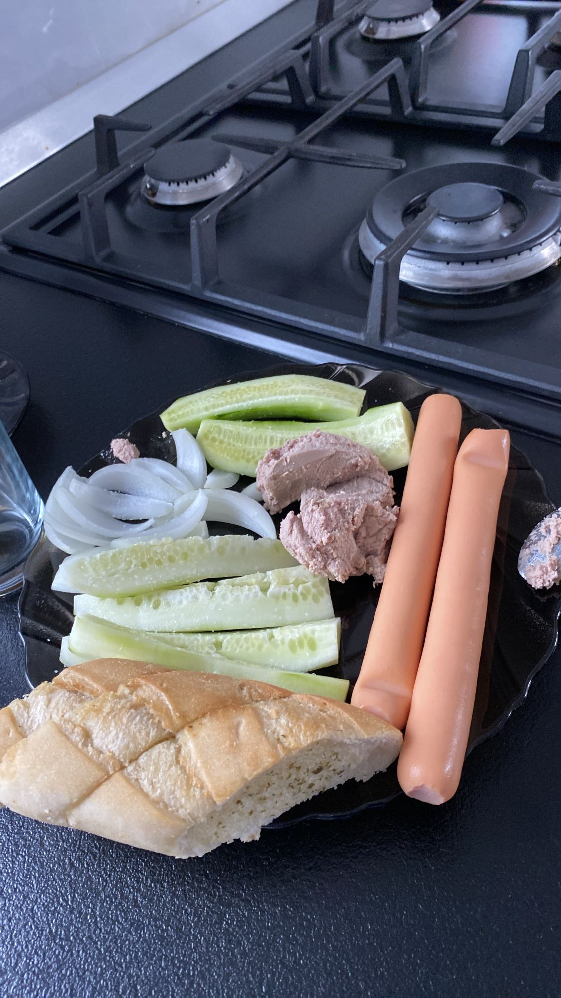 Mic dejun cu pate și crenvurști