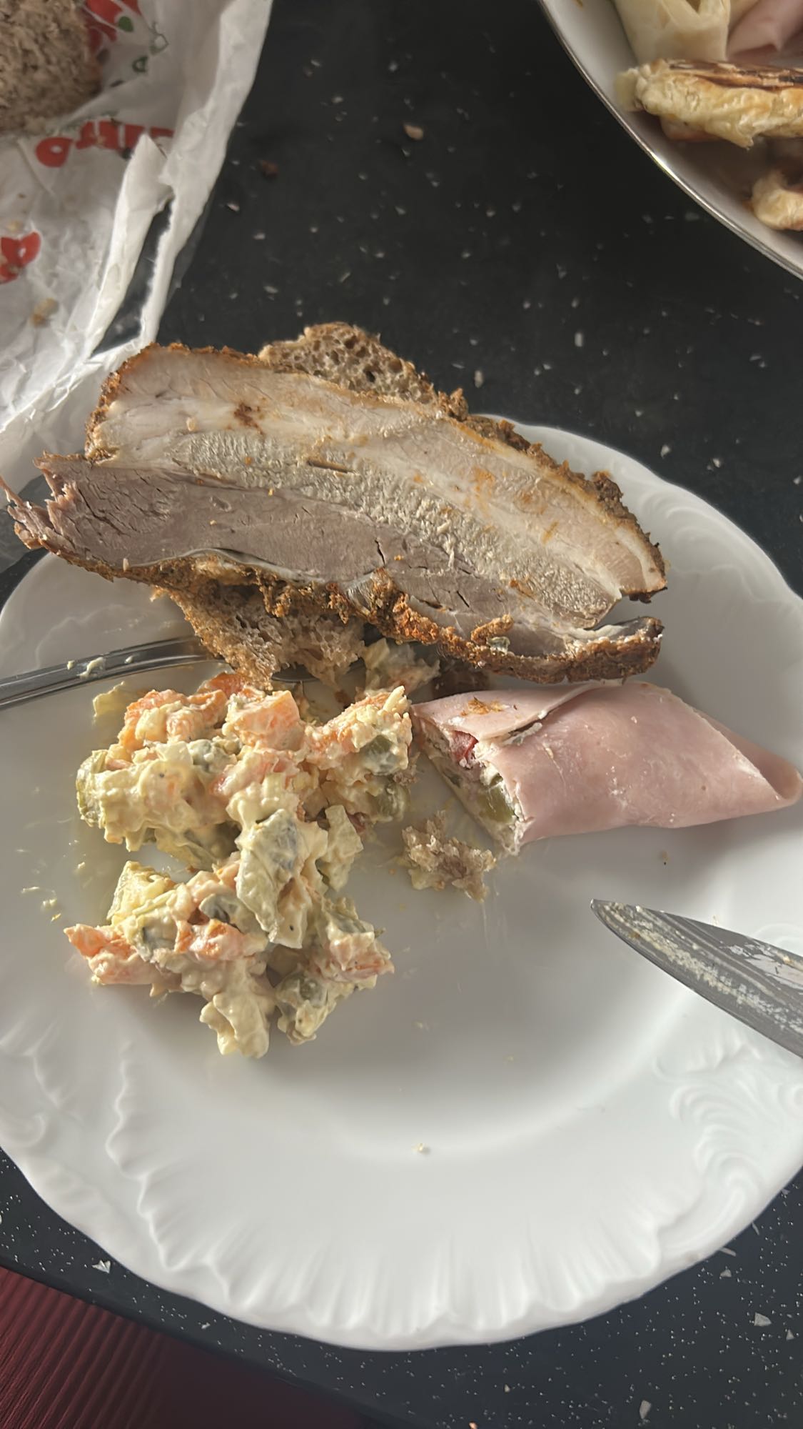 mięsny talerz z sałatką