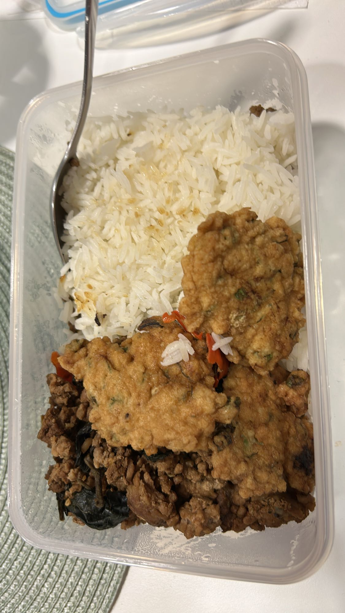 Ris med kjøtt og fritert