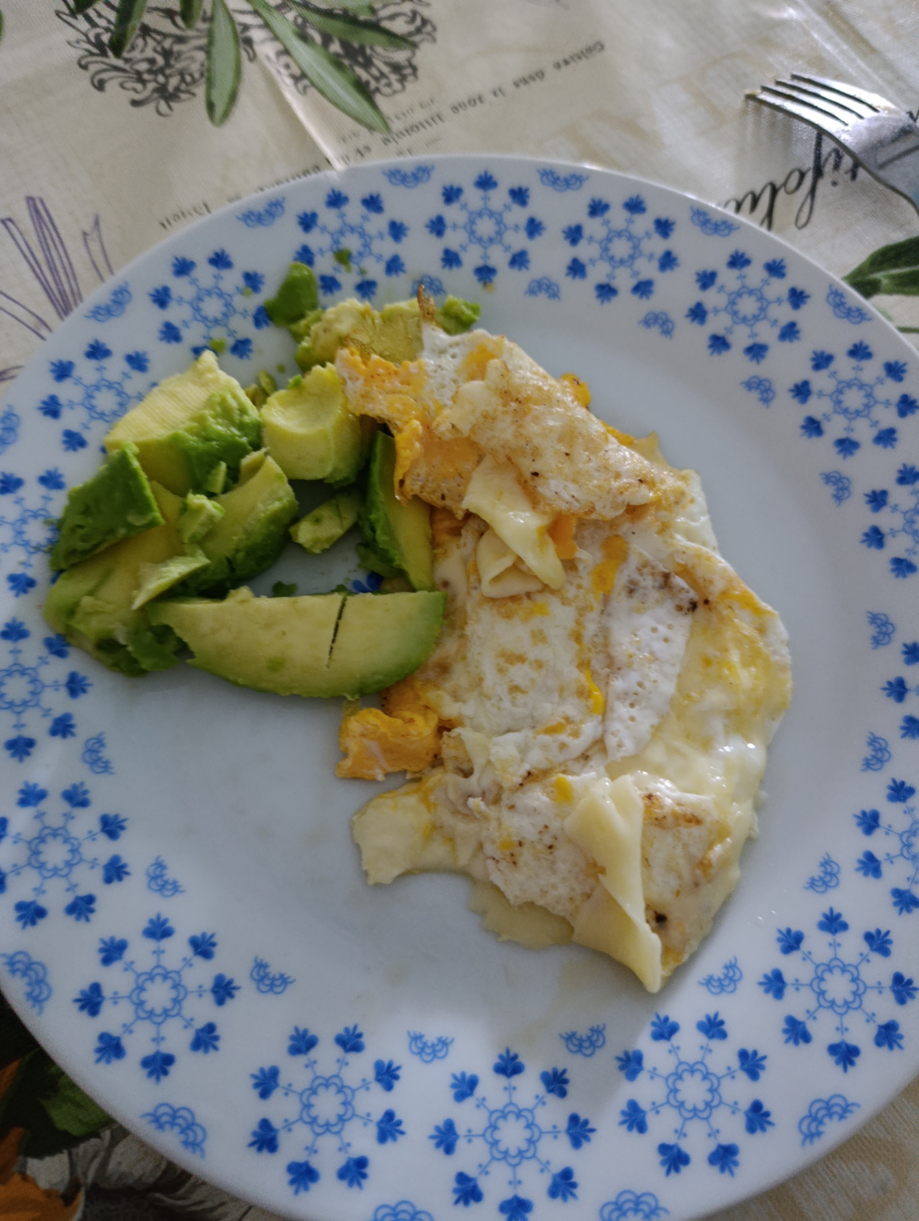 Huevo con queso y aguacate