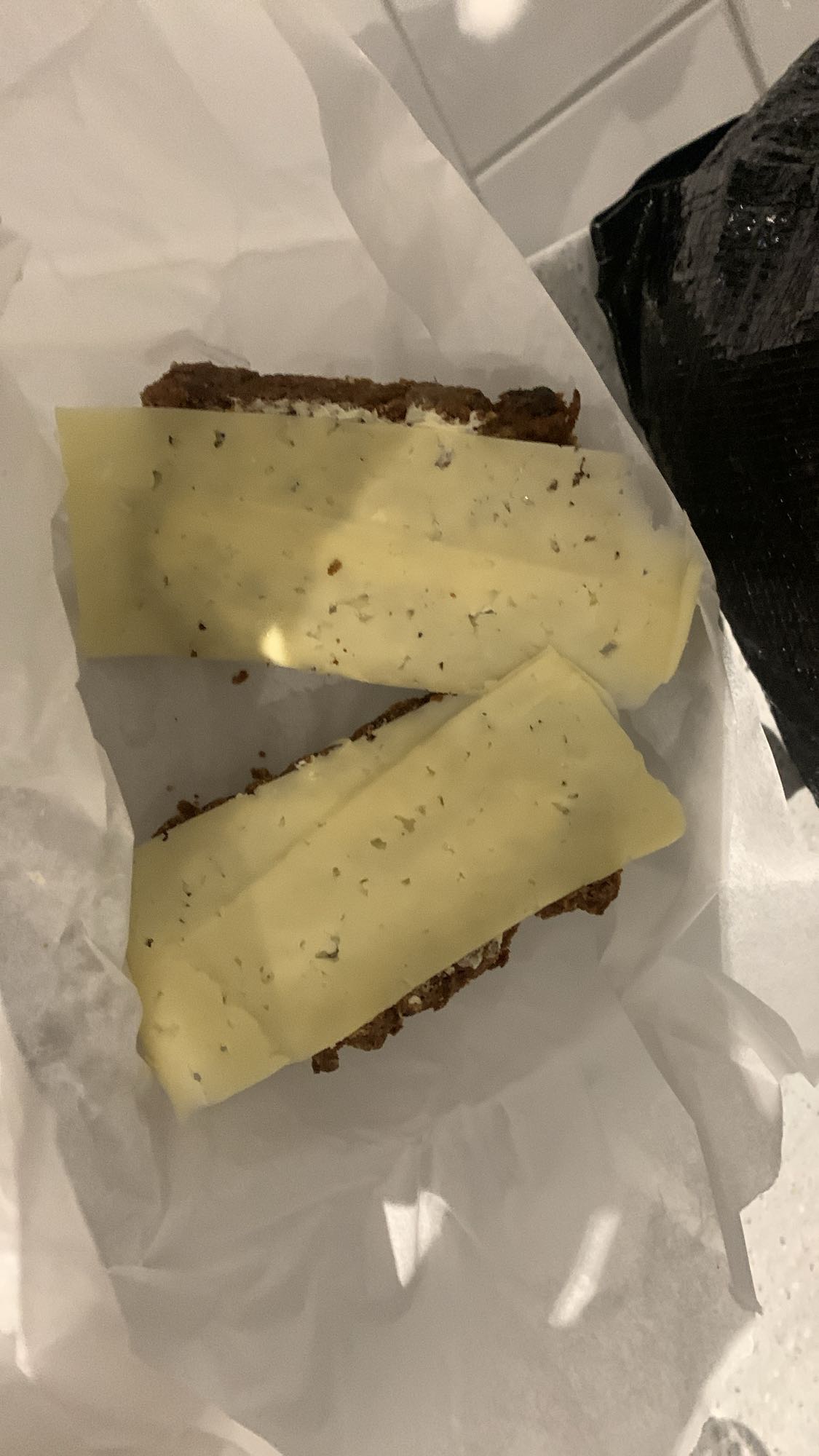 Ostsmörgås på rågbröd