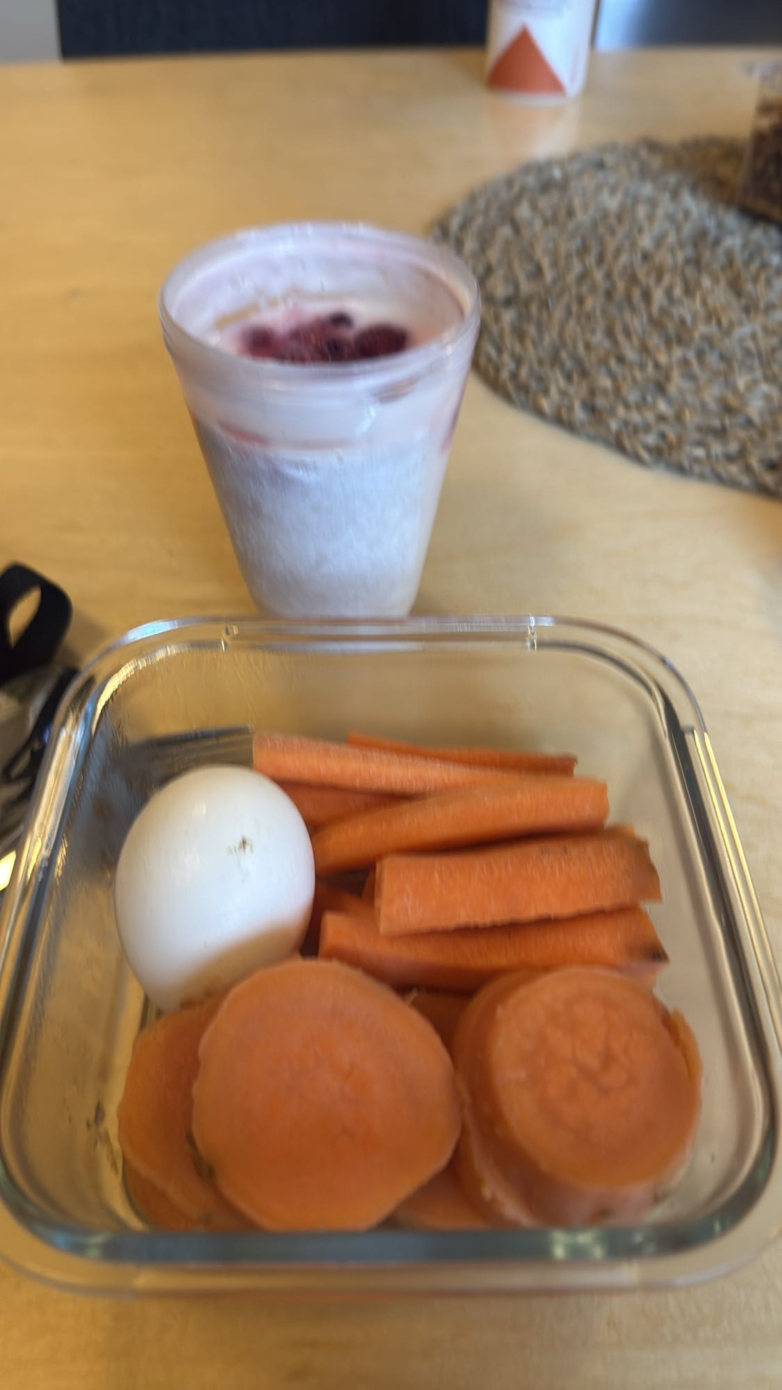 Ägg, morot och yoghurt