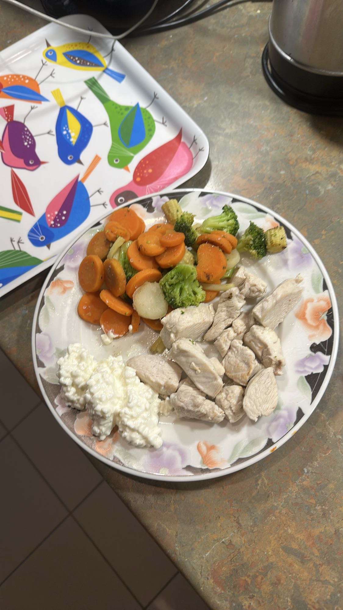 Pollo con verduras y requesón