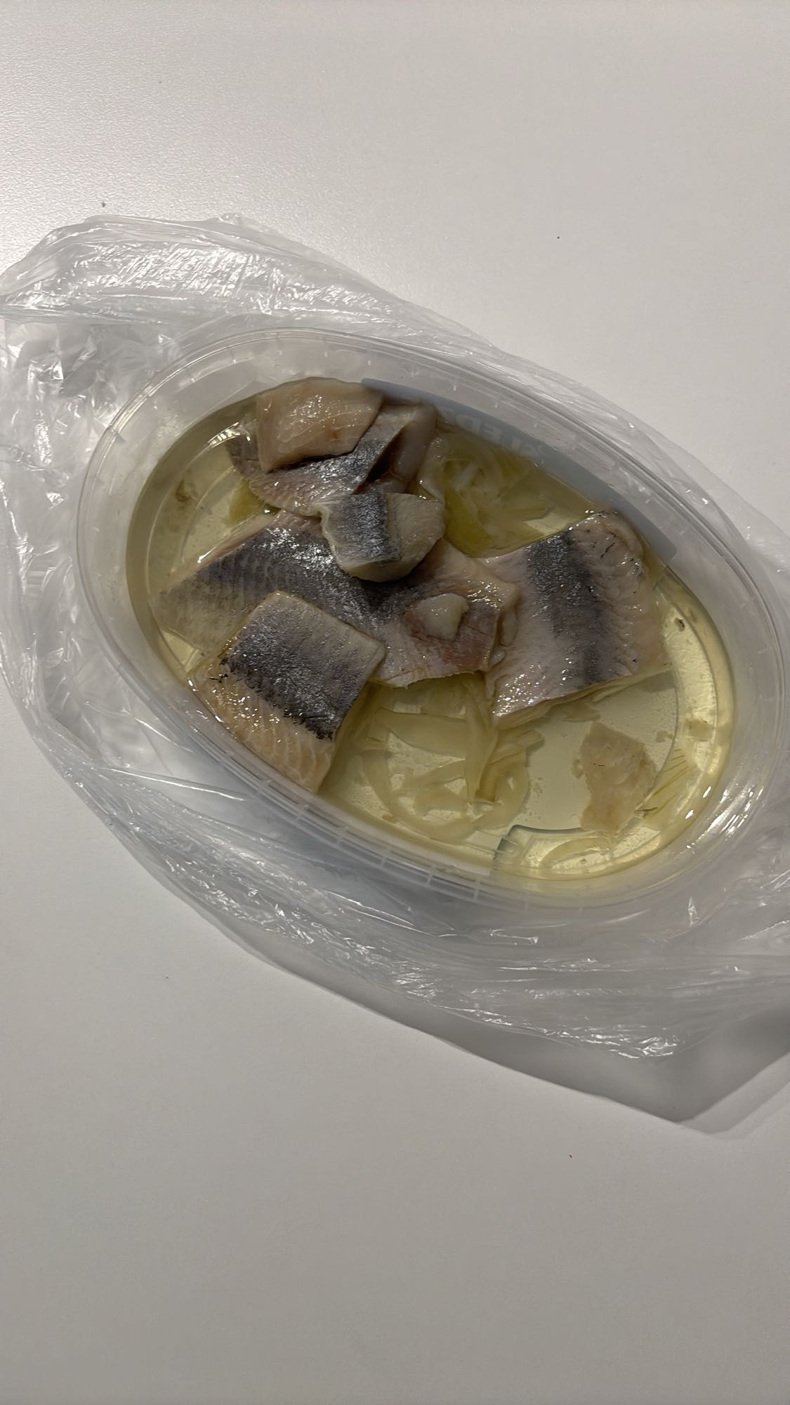 śledź w oleju z cebulą