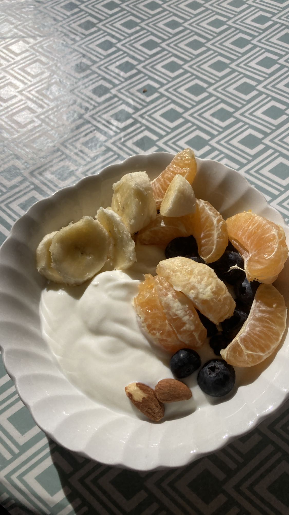 Yoghurt med frukt och nötter