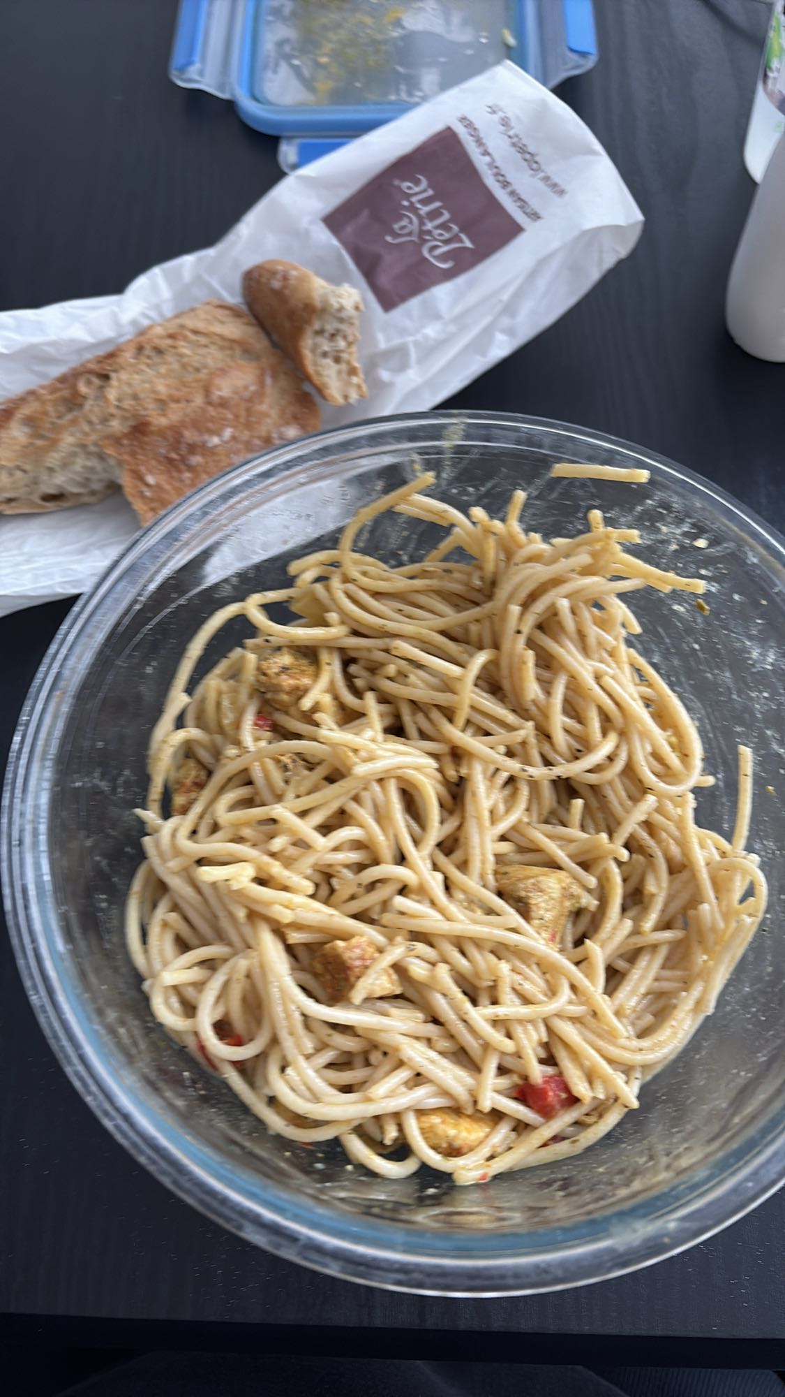 Pâtes au poulet et pain