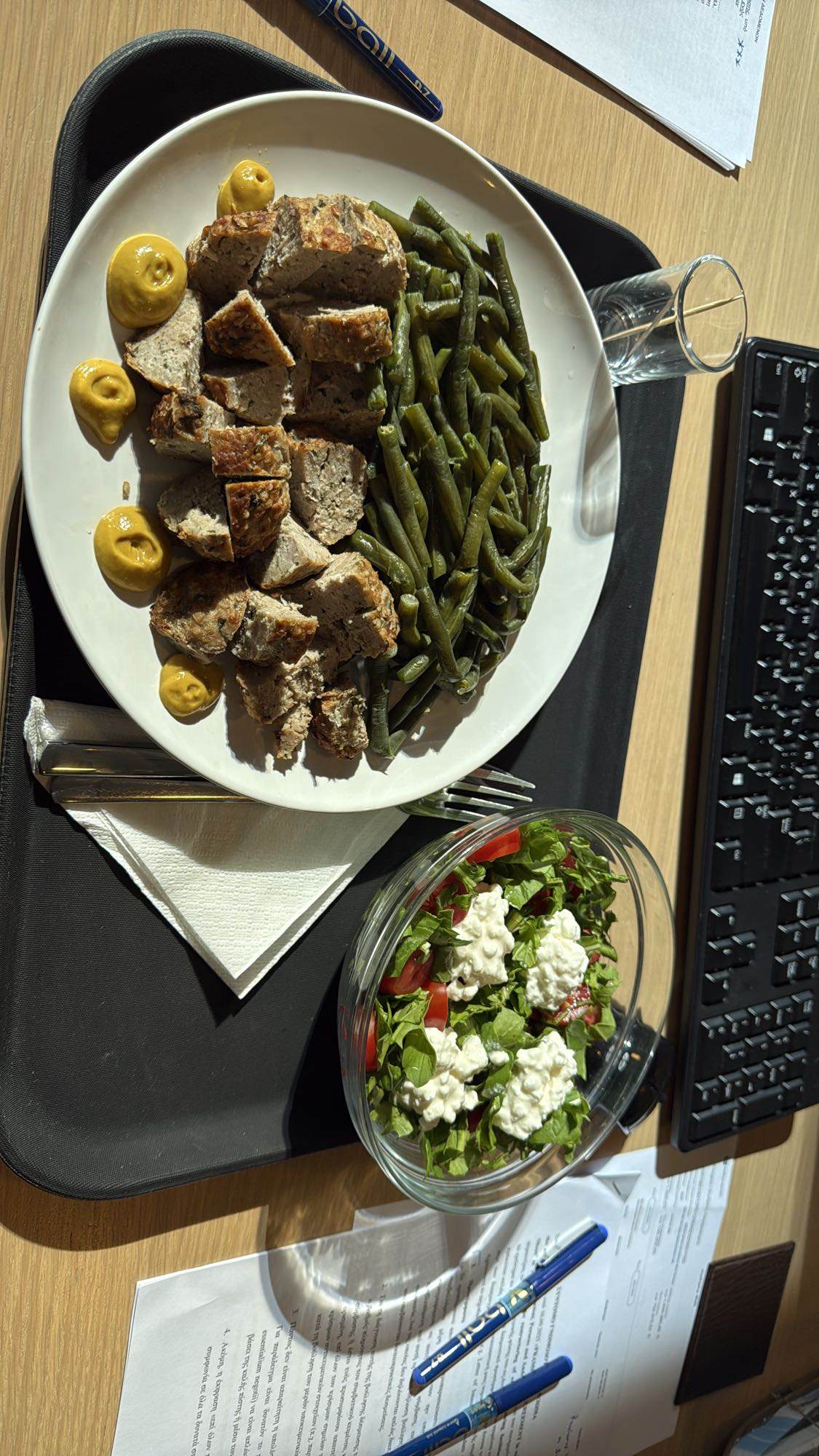 Κεφτεδάκια με φασολάκια και σαλάτα