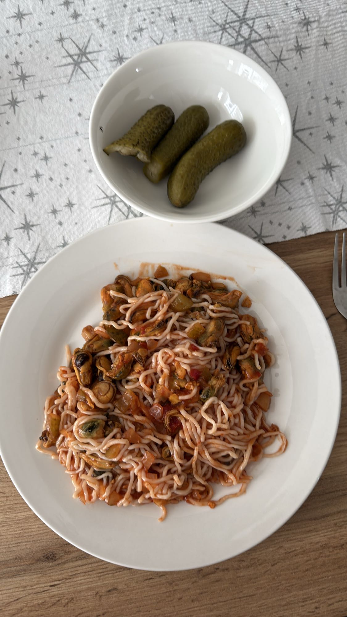 Tăiței cu midii și castraveți murați