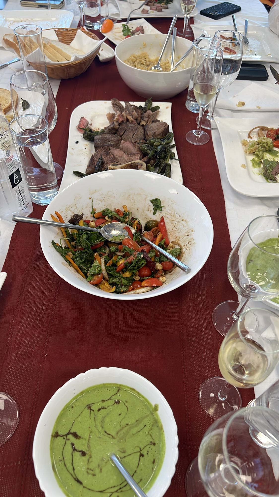 Prânz festiv cu friptură și salată