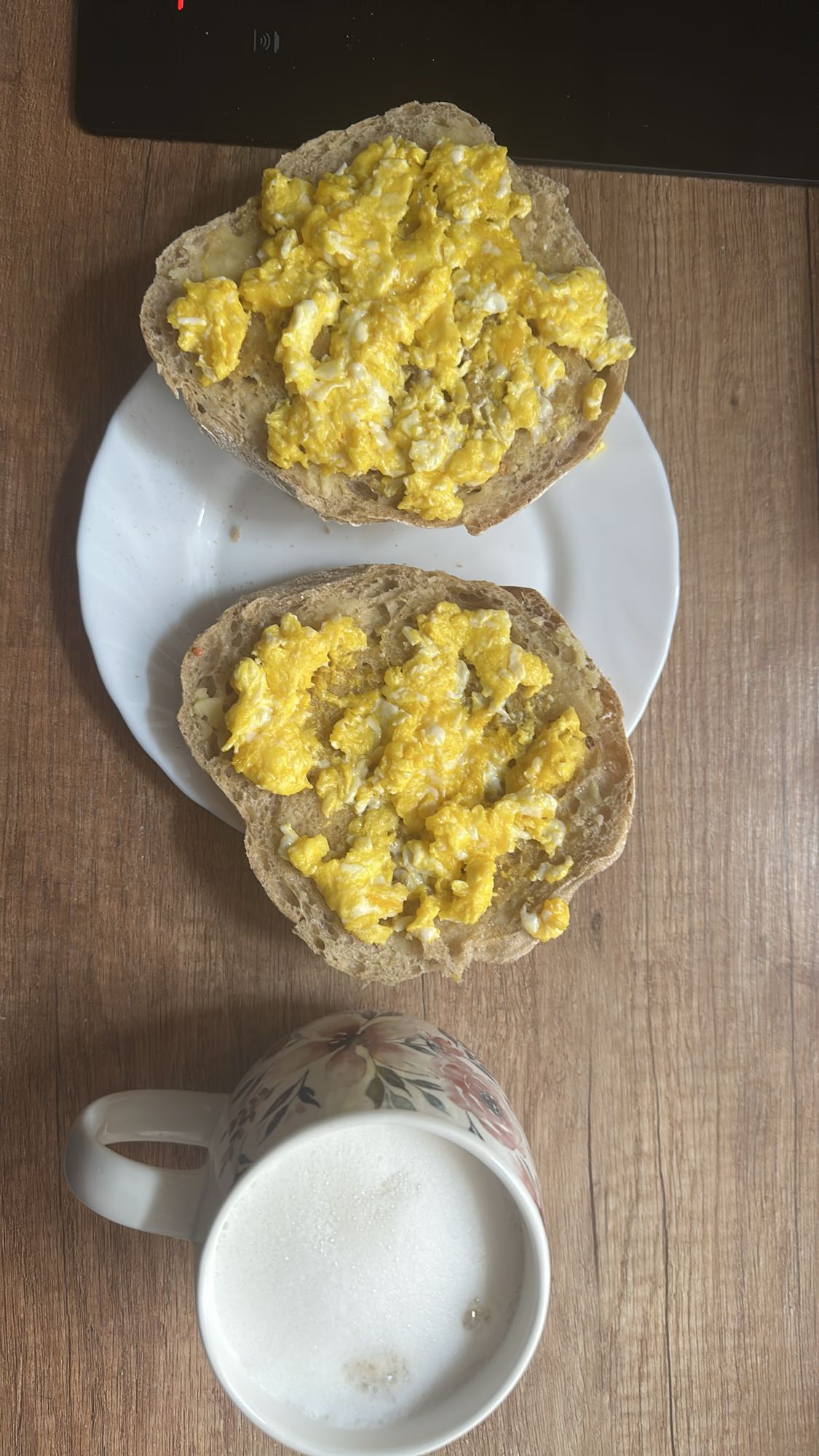 Jajecznica na chlebie z mlekiem