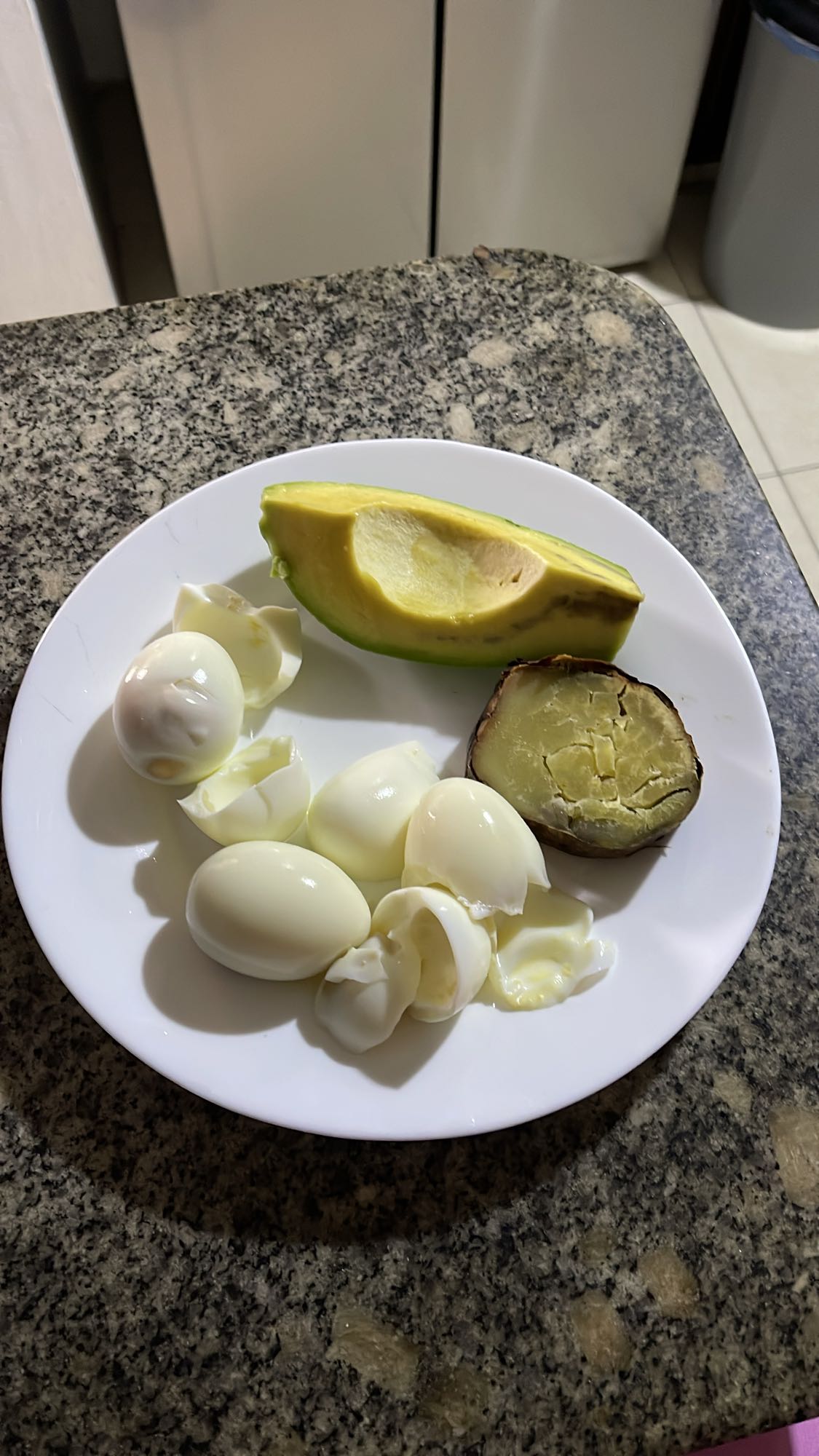 Huevos, aguacate y camote