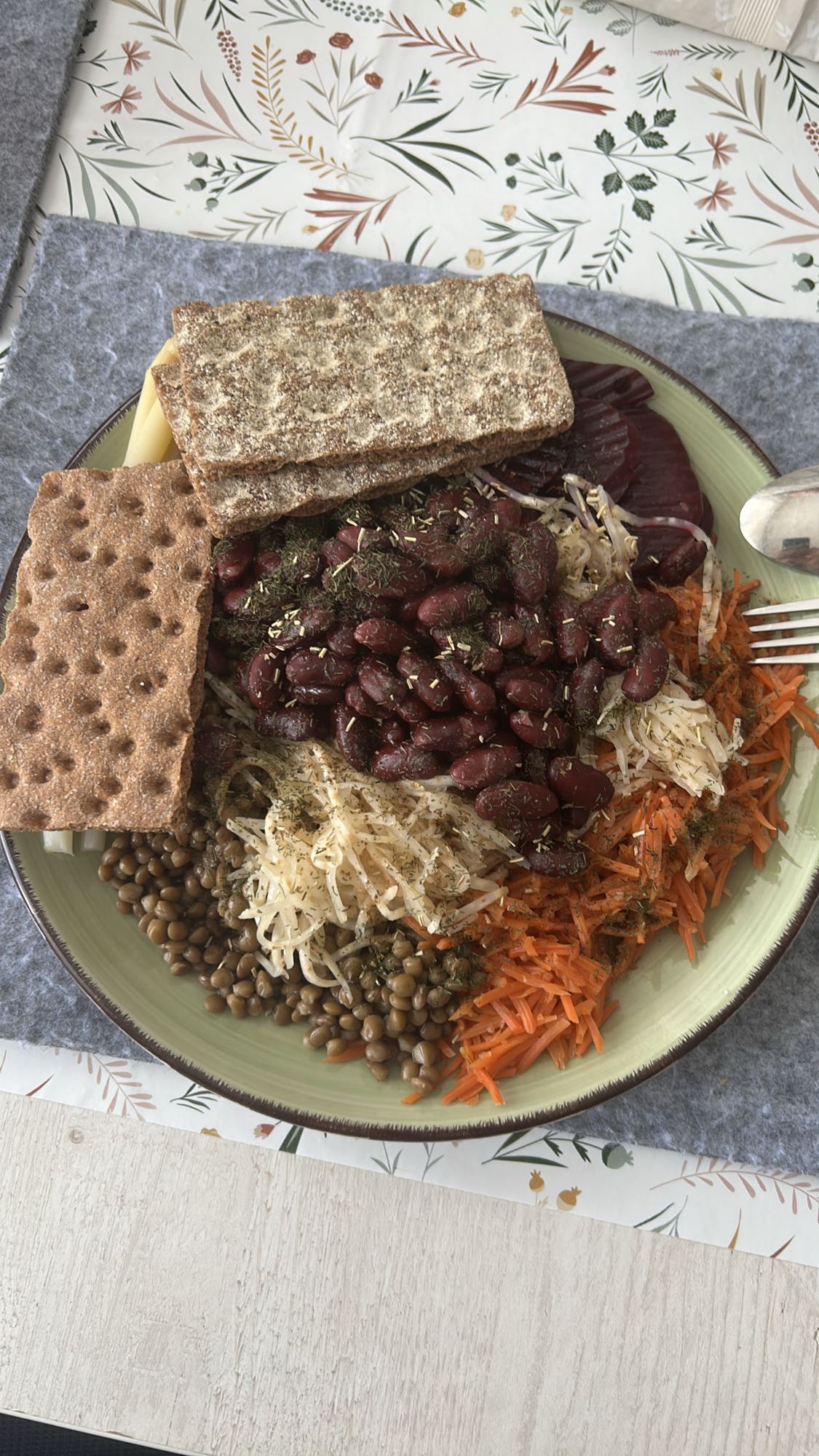 Ensalada de legumbres y pan crujiente