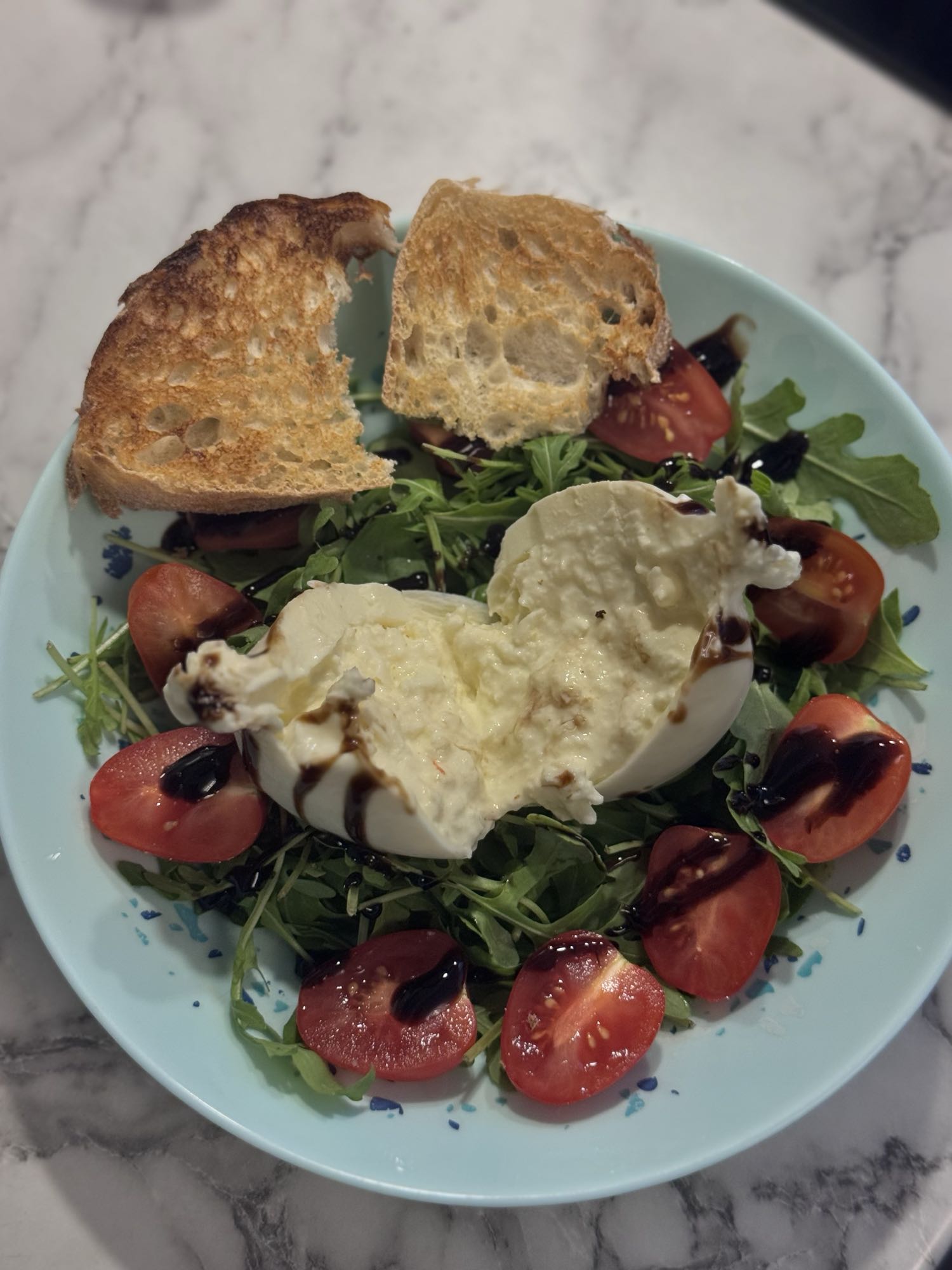 Салат с бурратой и тостом