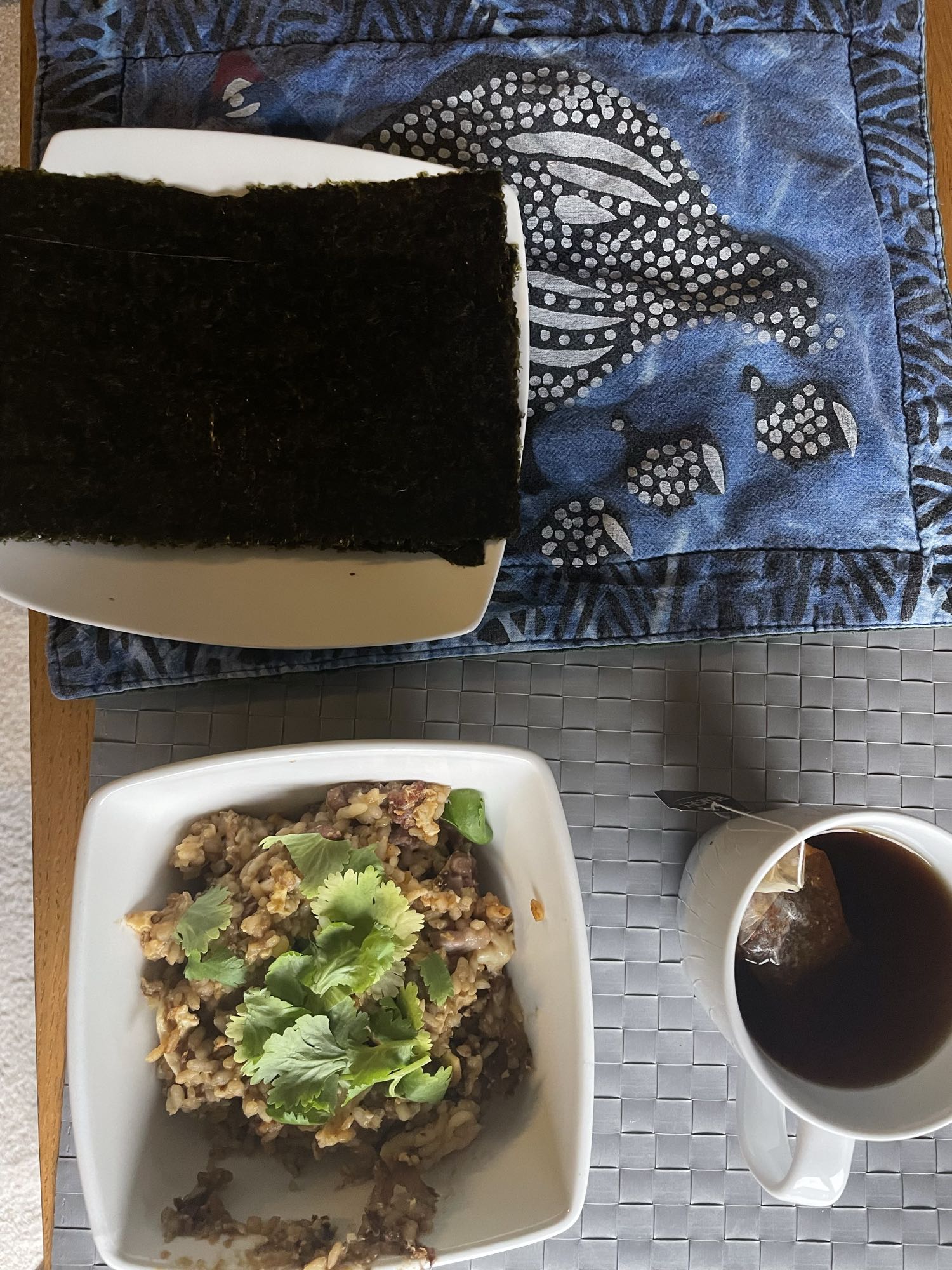 Ryż z boczkiem, jajkiem, kolendrą, sosem sojowym, marchewką i płatkami nori