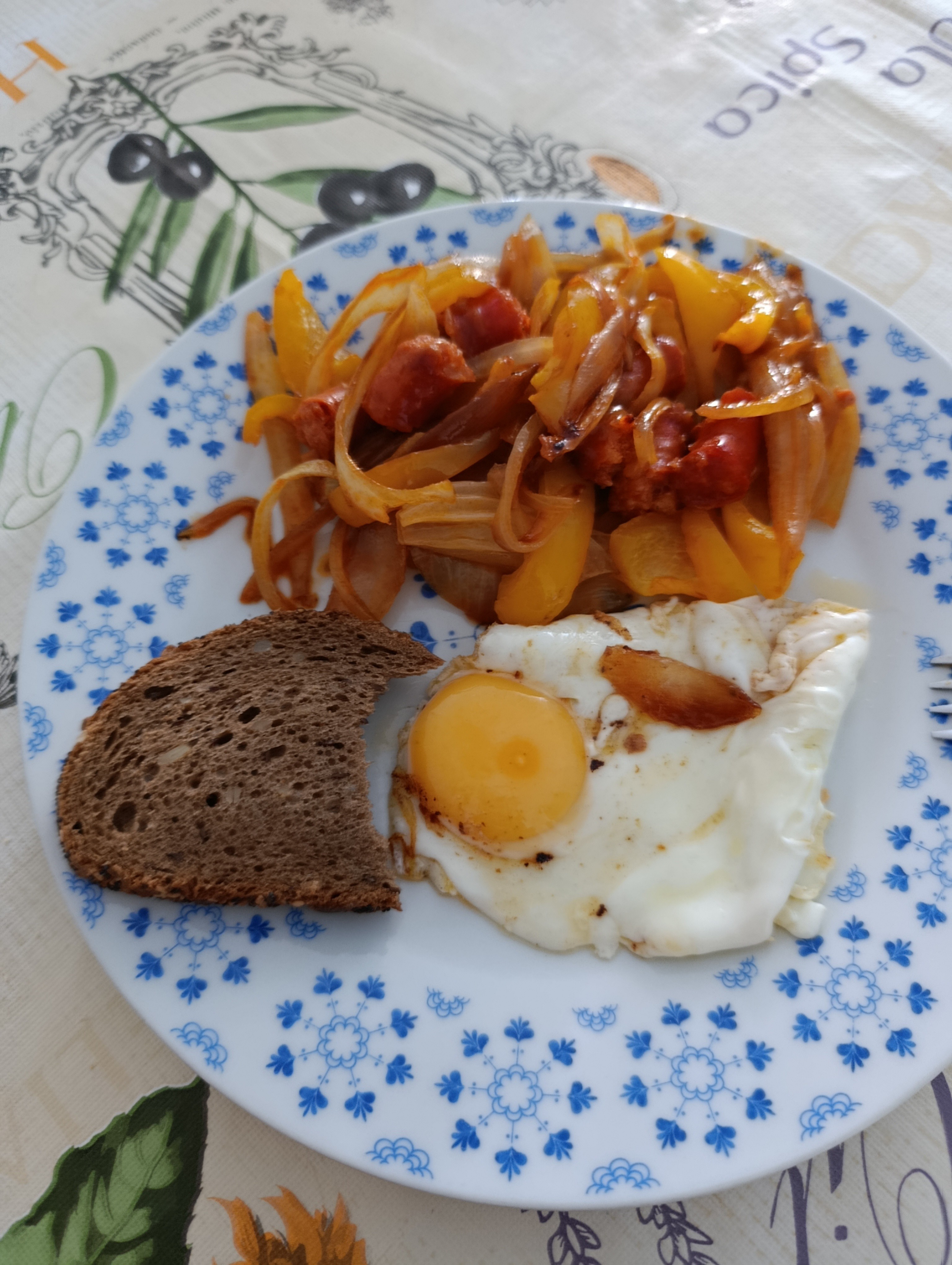 Huevo frito con verduras y pan