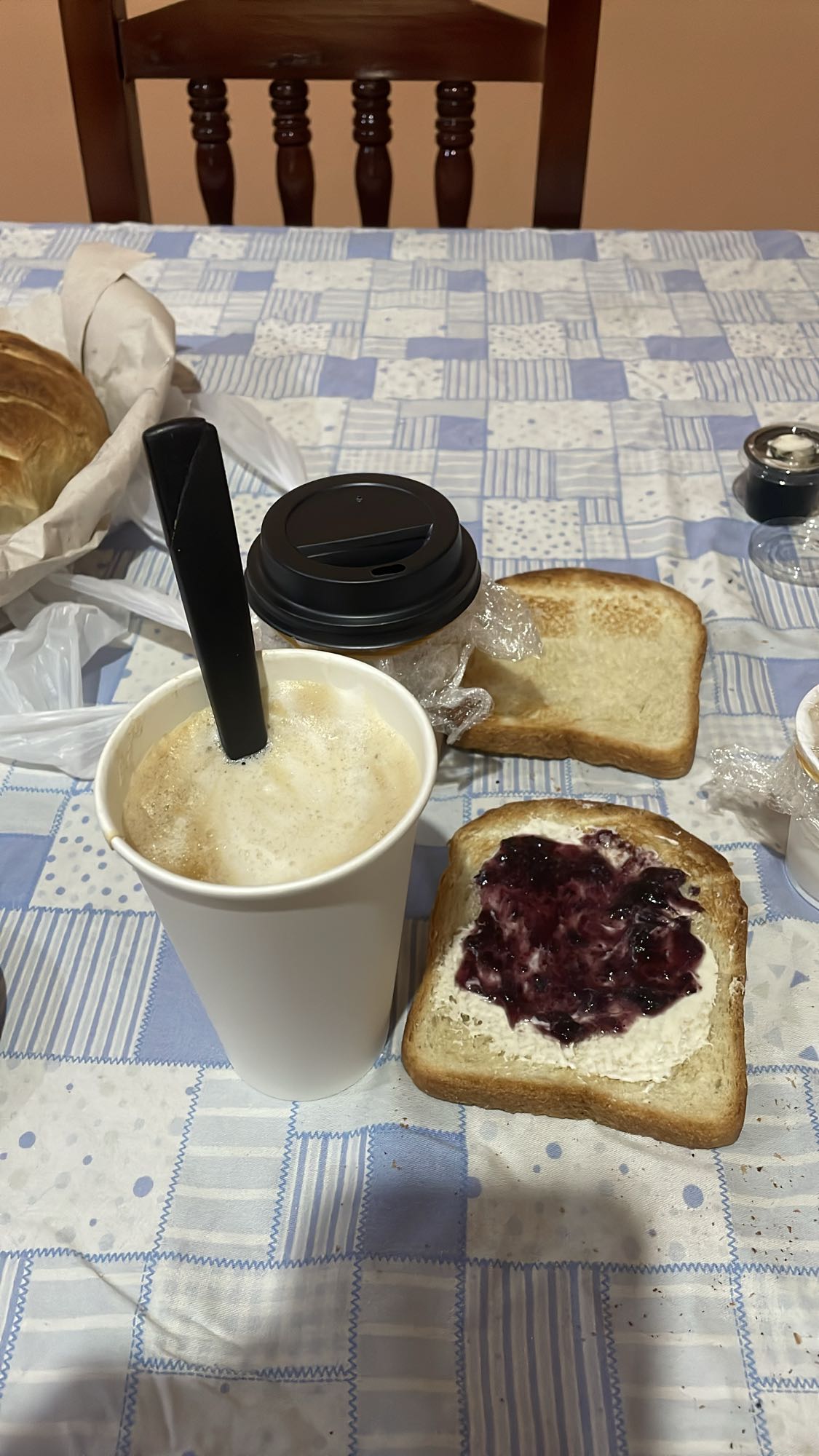 Desayuno con pan y café