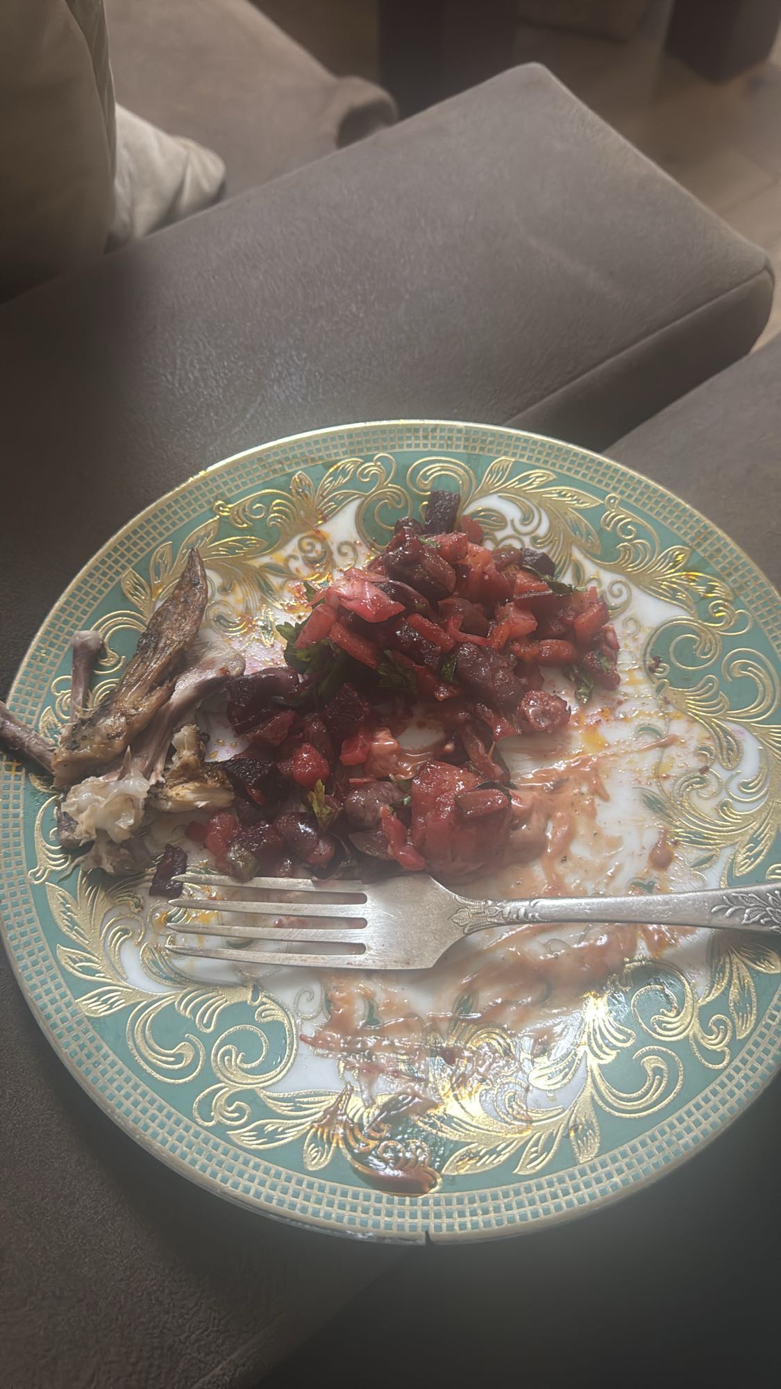 Курица с овощным салатом