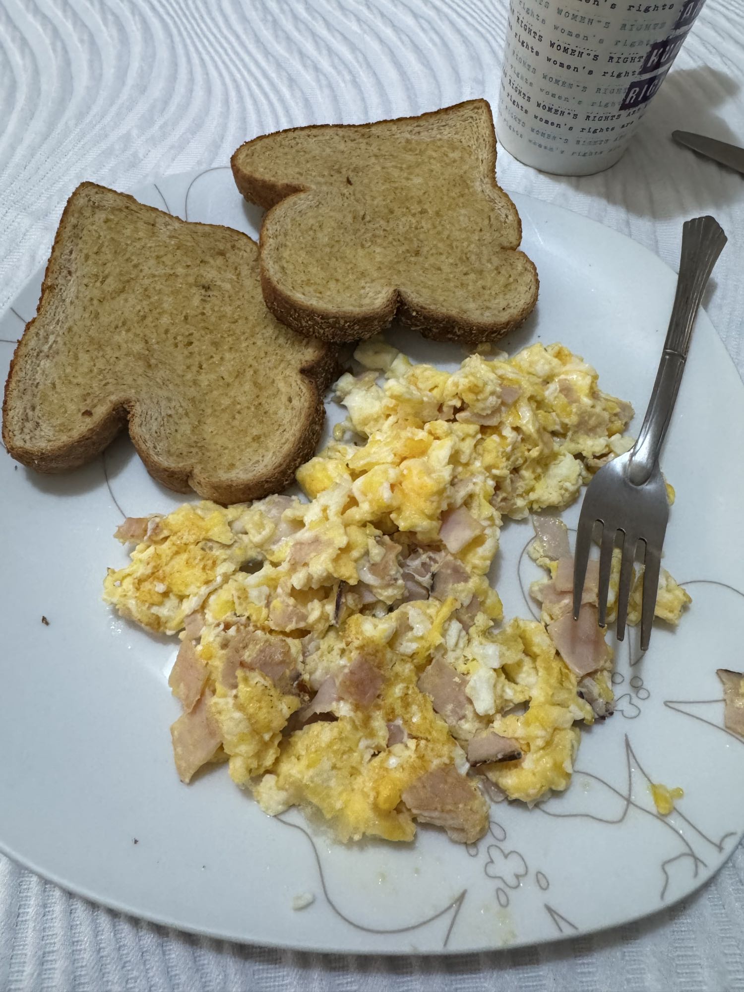 2 tostadas de pan integral con 2 huevos con jamón cocinados sin aceite