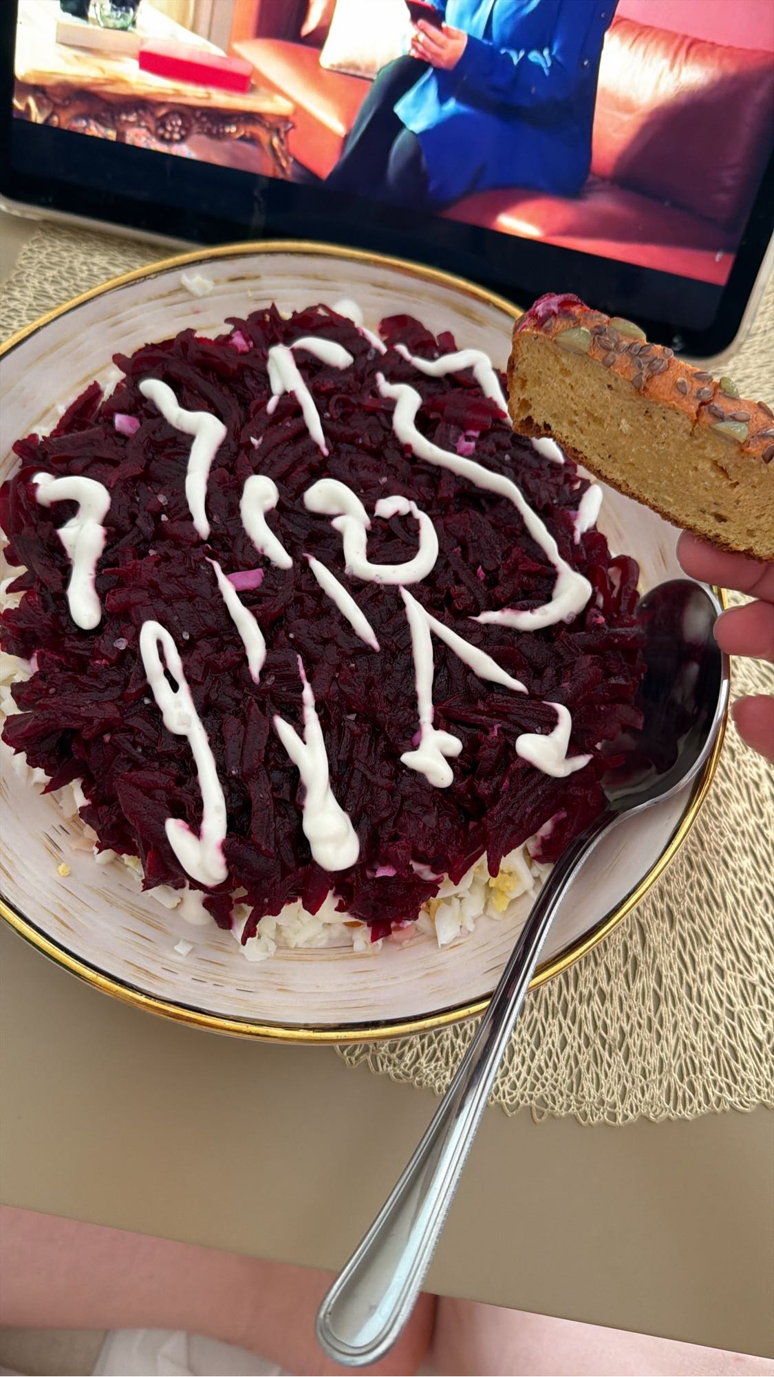 Салат с свеклой и хлебом