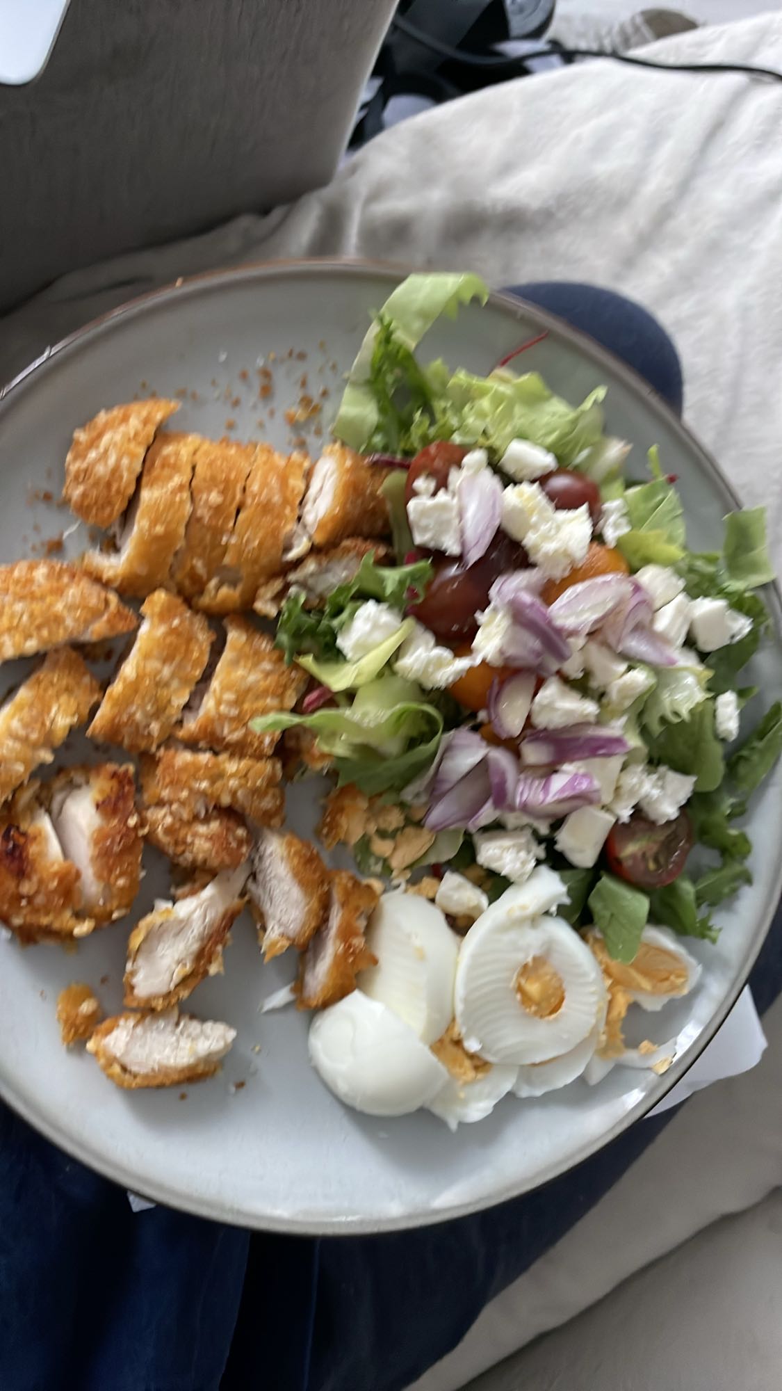 Salată cu pui crocant și ou