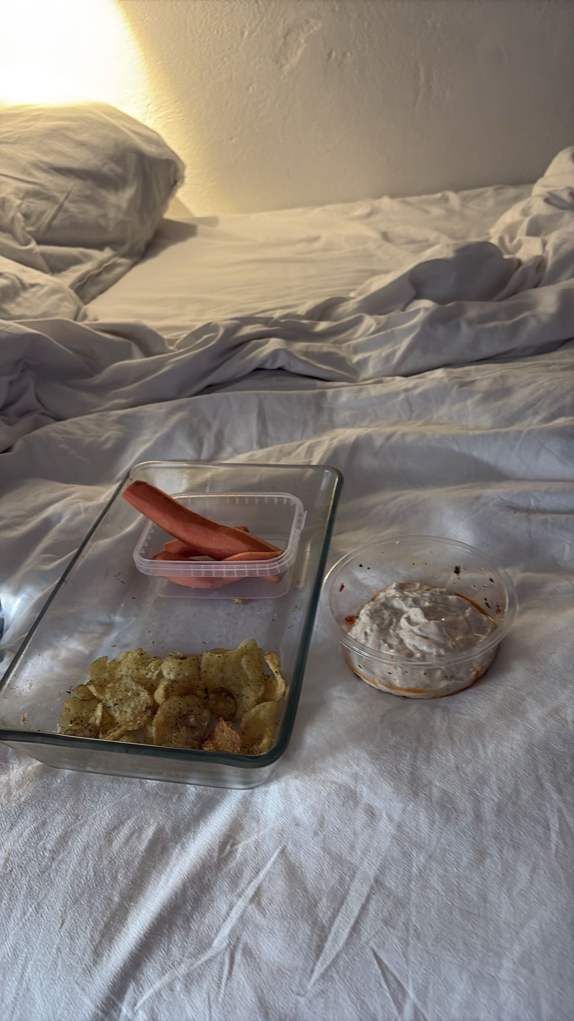 Chips med dipp och korv