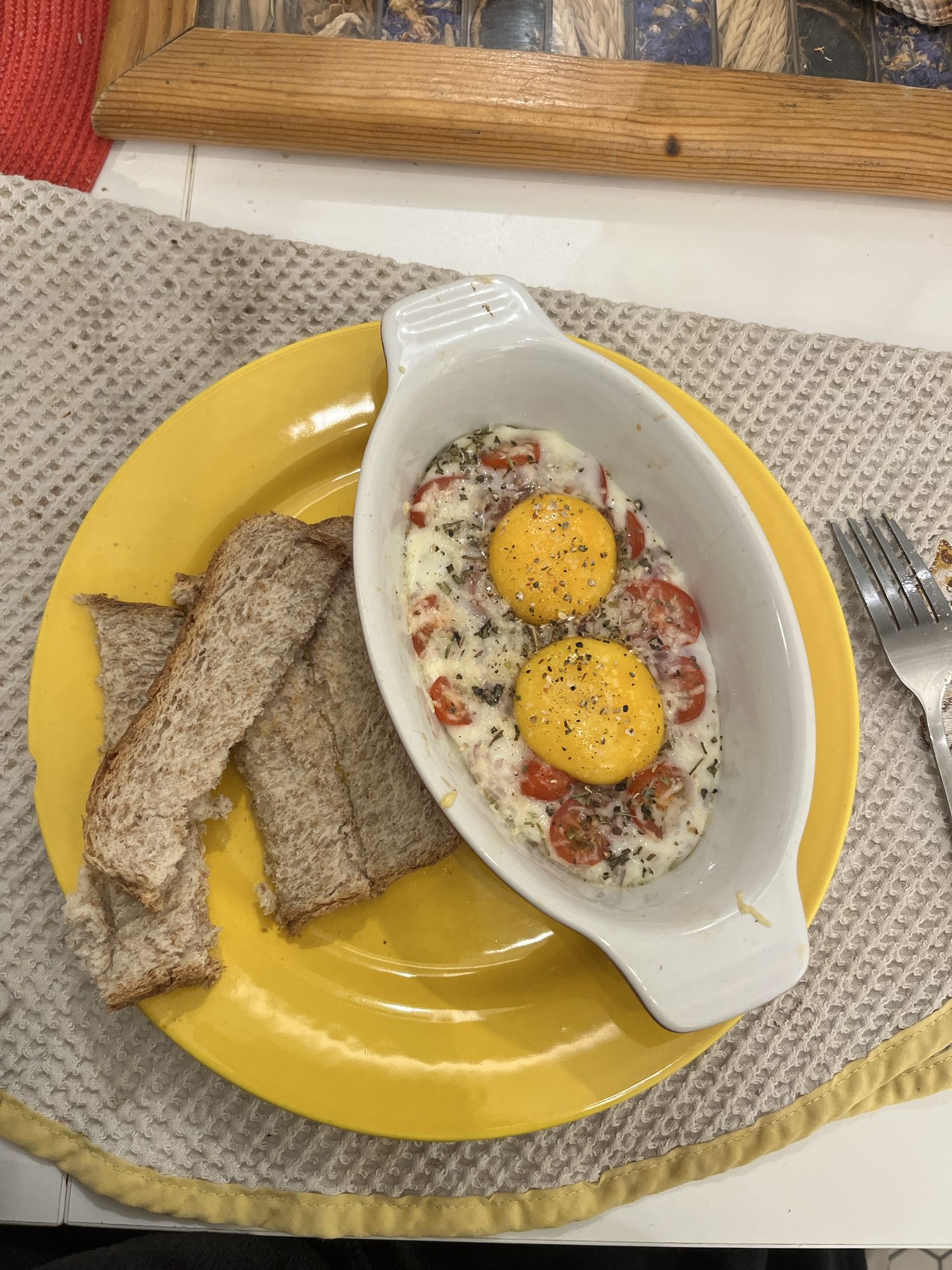 Oeufs cocotte et pain complet