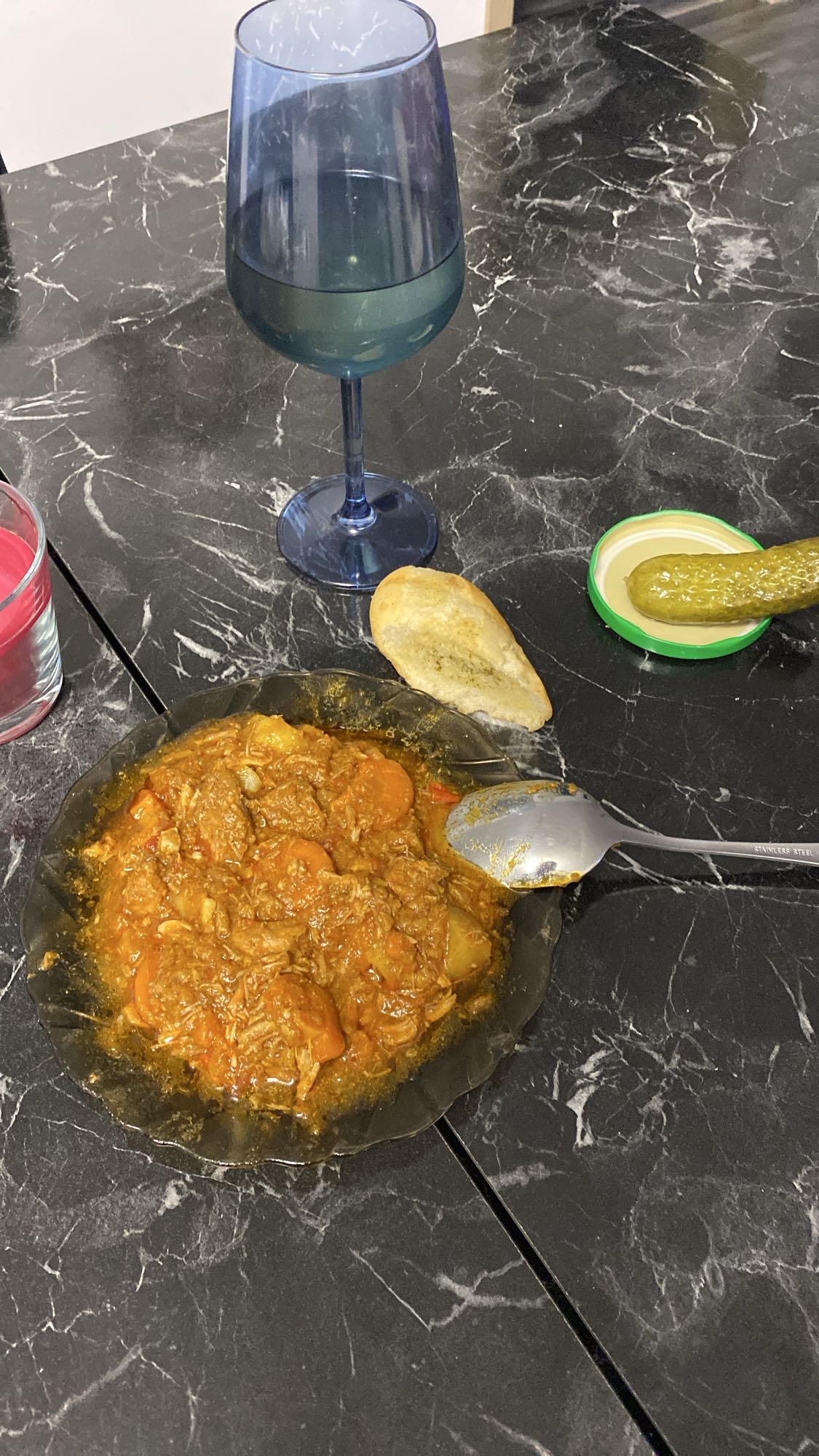 Tocană cu pâine și castravete